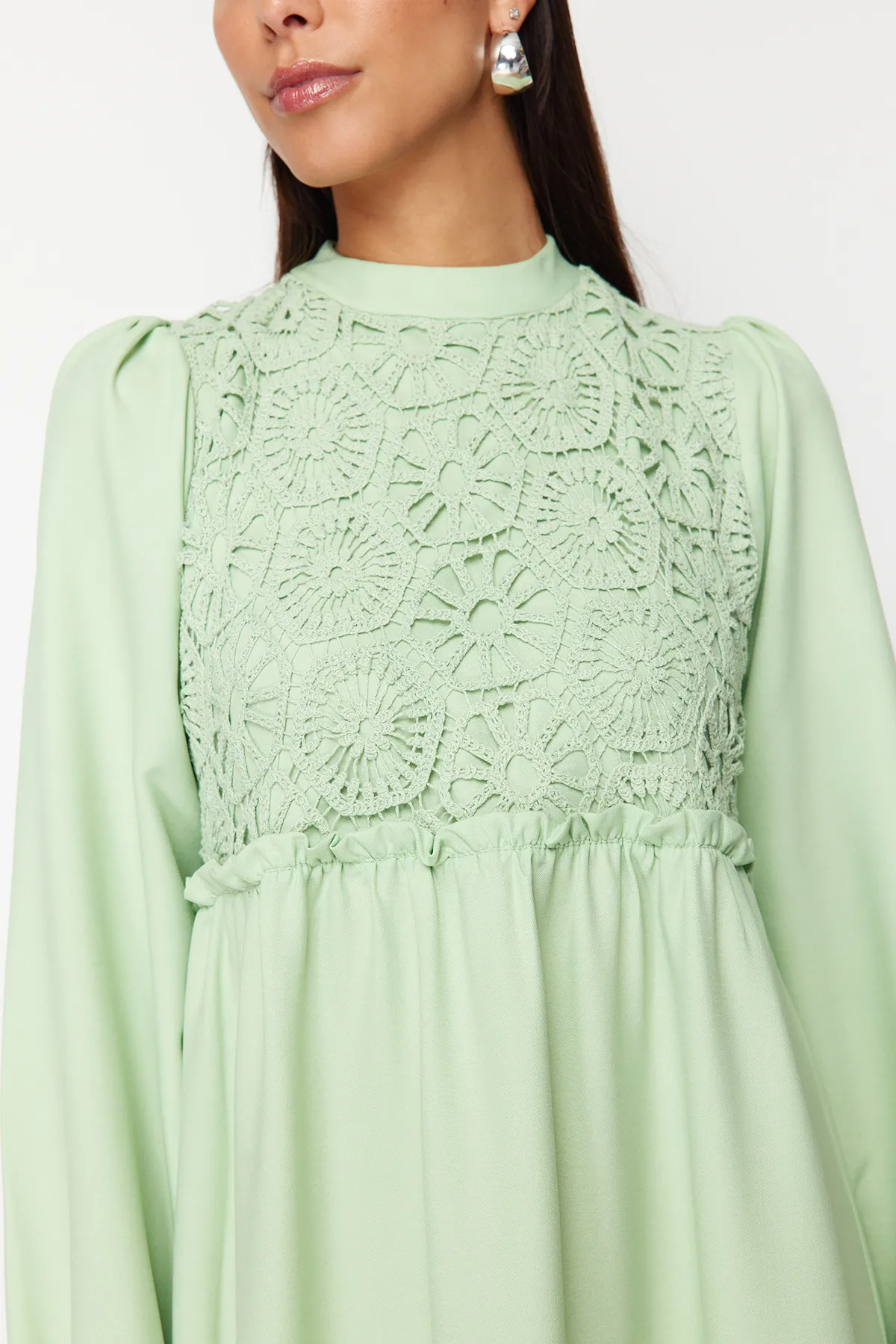 Trendyol Modest  Grünes gewebtes Kleid mit Guipure-Detail TCTAW24EB00110
