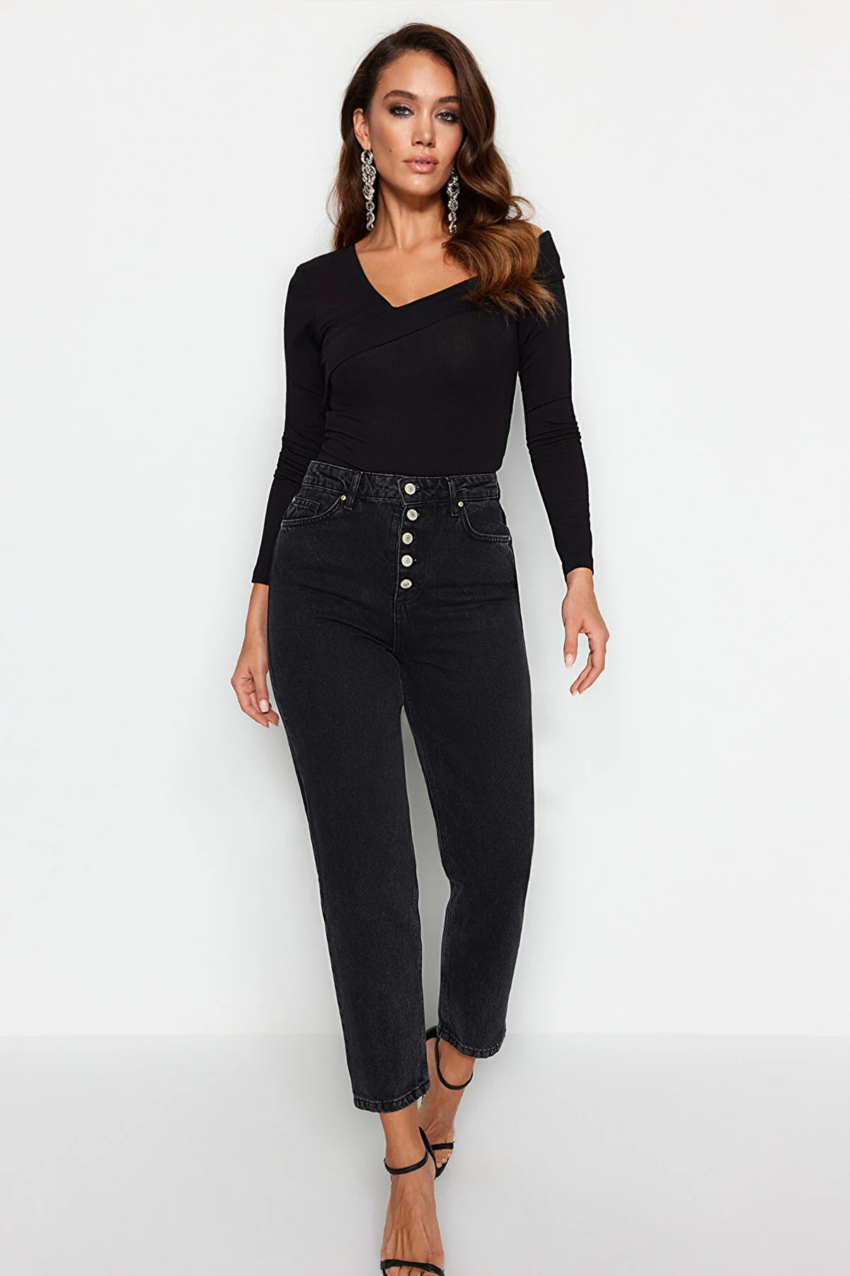 Trendyol Collection  Schwarze Mom-Jeans mit hoher Taille und Knopfleiste vorne TWOAW24JE00071