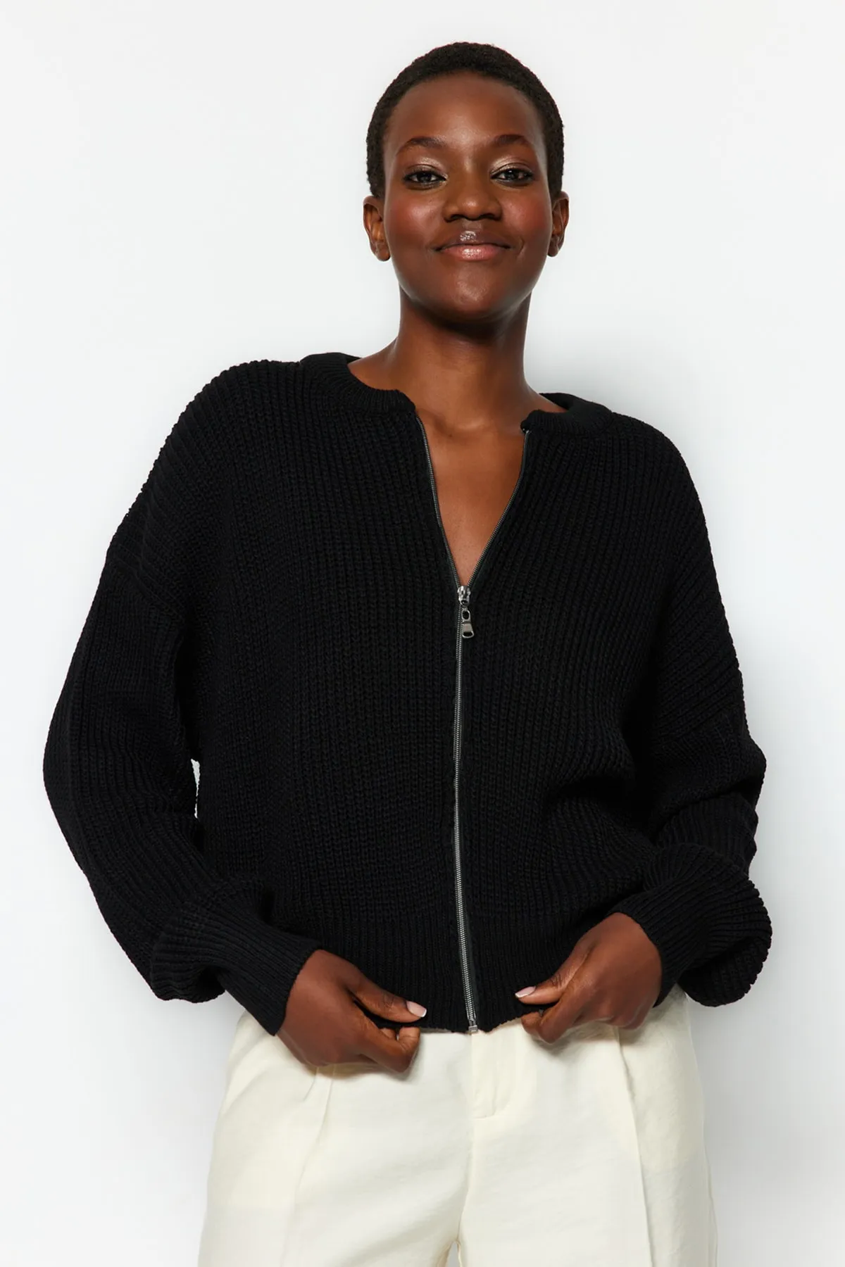 Trendyol Collection  Schwarzer Strickcardigan mit Bomberkragen TWOAW24HI00153