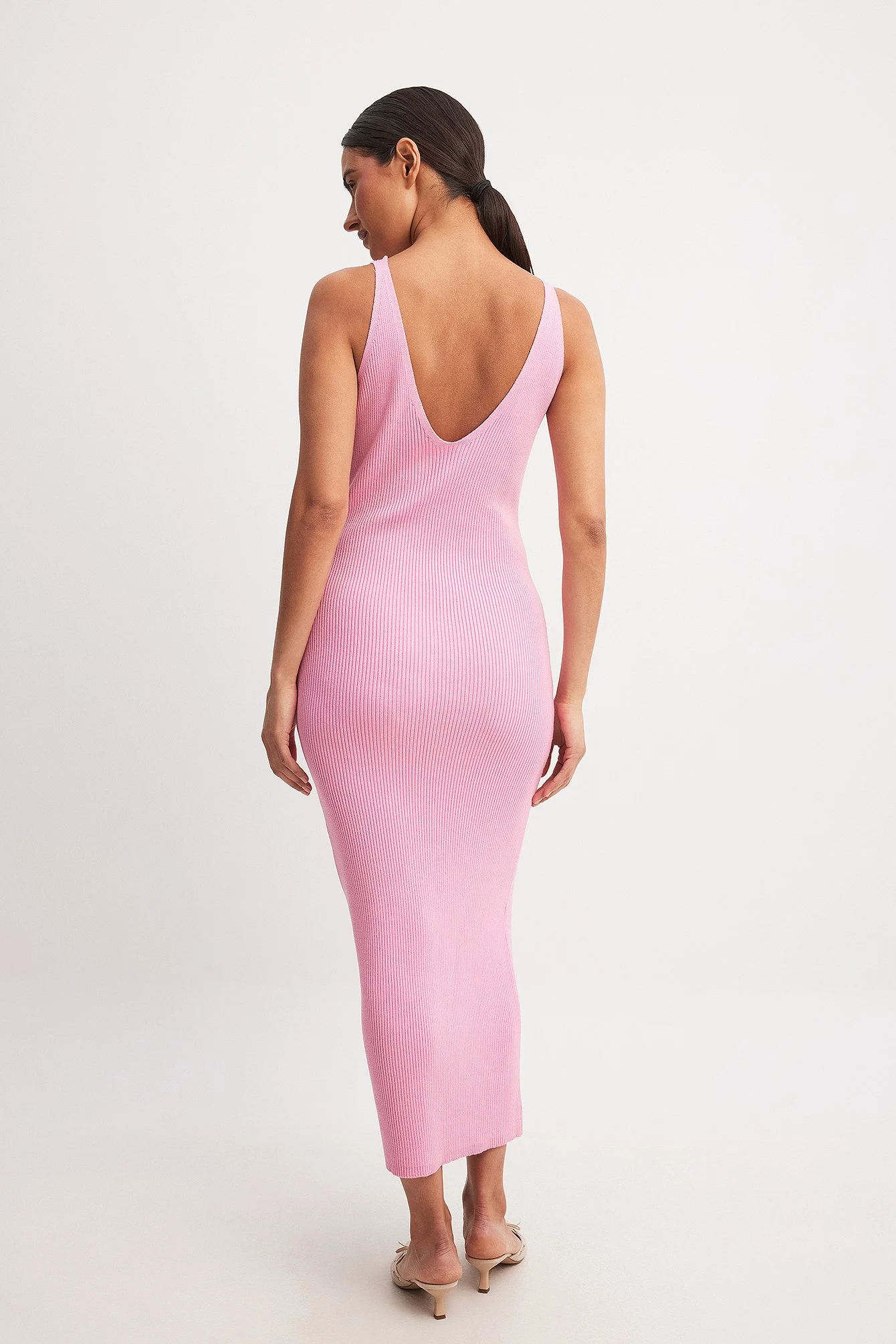Geripptes Kleid mit tiefem Rücken