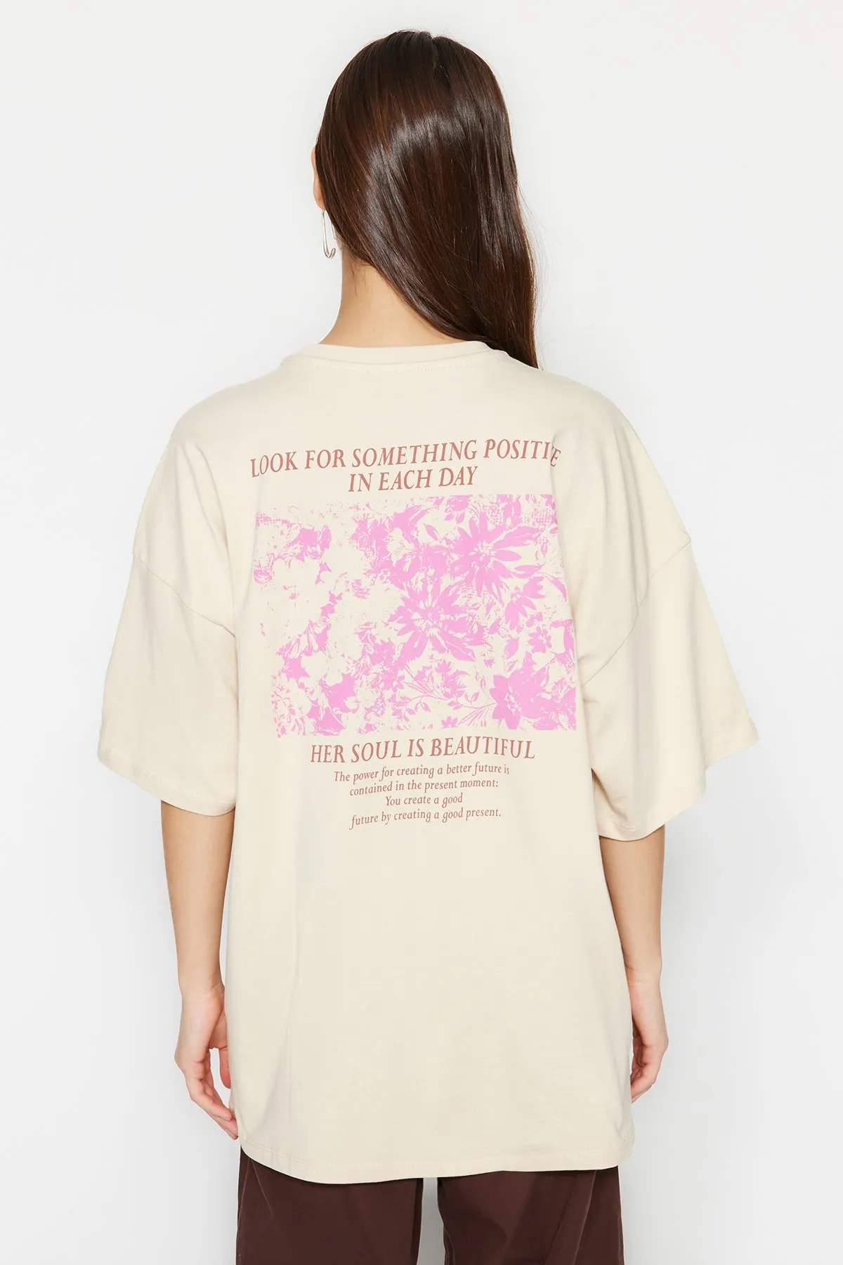 Trendyol Collection  Premium-Strick-T-Shirt aus 100 % Baumwolle mit bedruckter Vorder- und Rückseite in Übergröße/weitem Muster TWOSS23TS00269