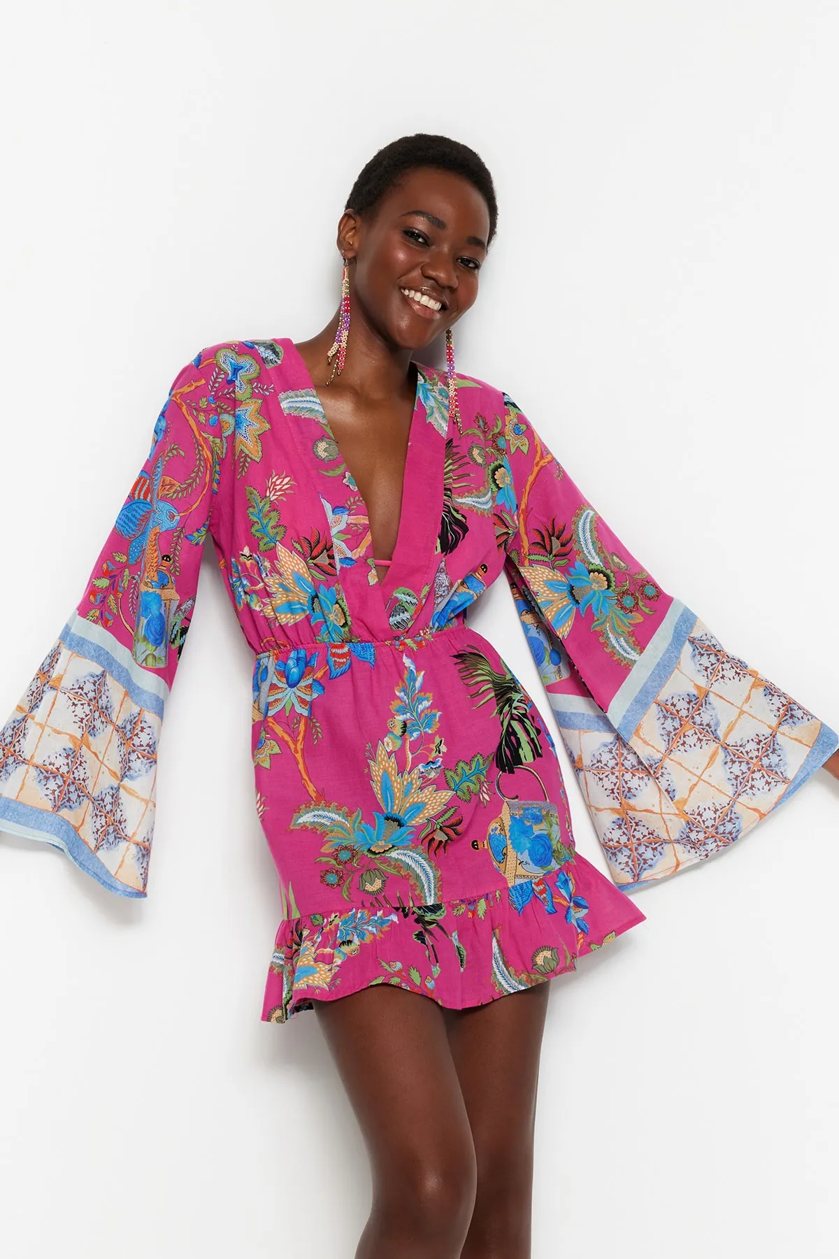Trendyol Collection  Blumengemustertes Mini-Strandkleid mit gewebtem Volant aus 100 % Baumwolle TBESS23EL00030