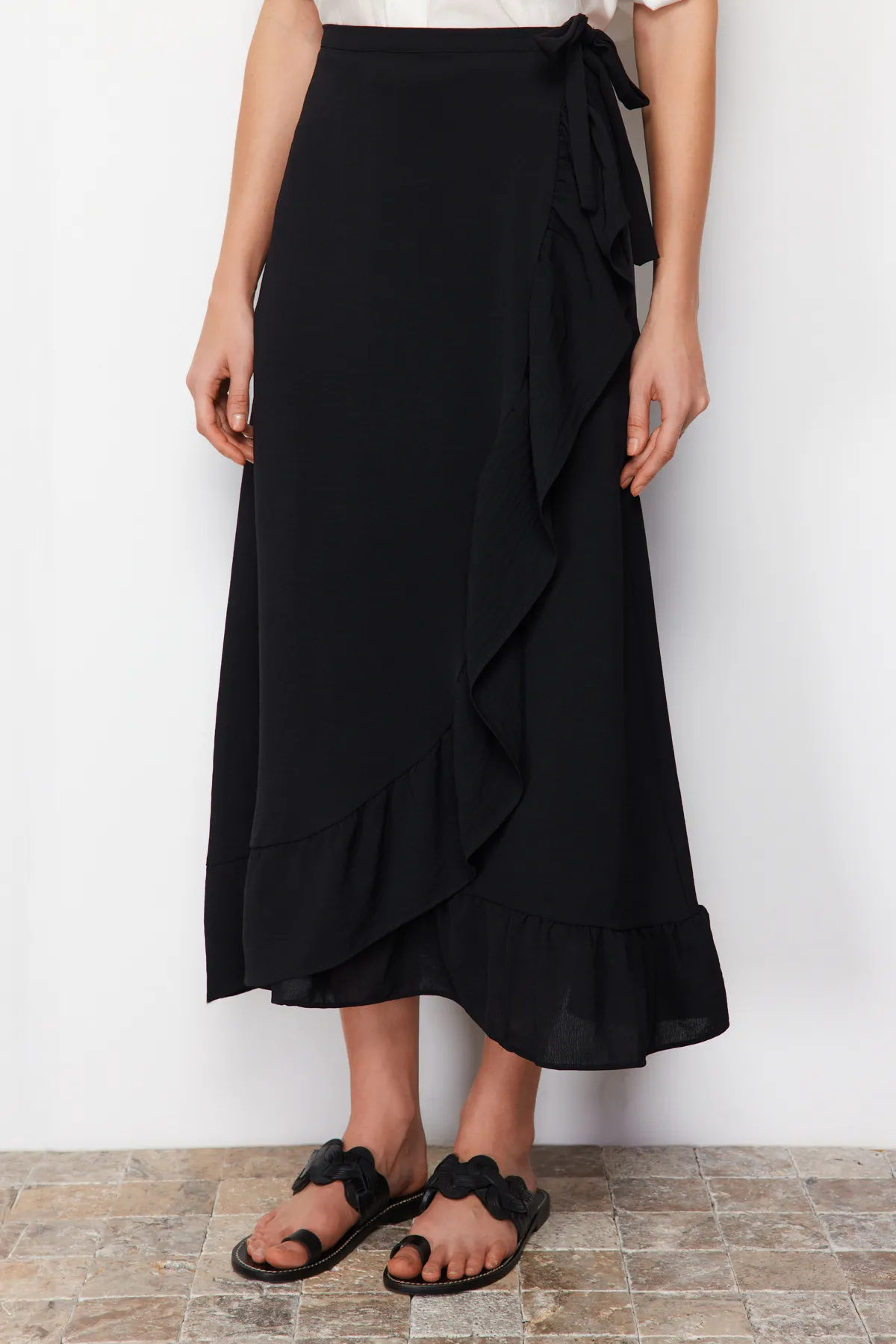 Trendyol Modest  Schwarzer Wickelrock mit Volant aus Webstoff TCTSS21ET0579