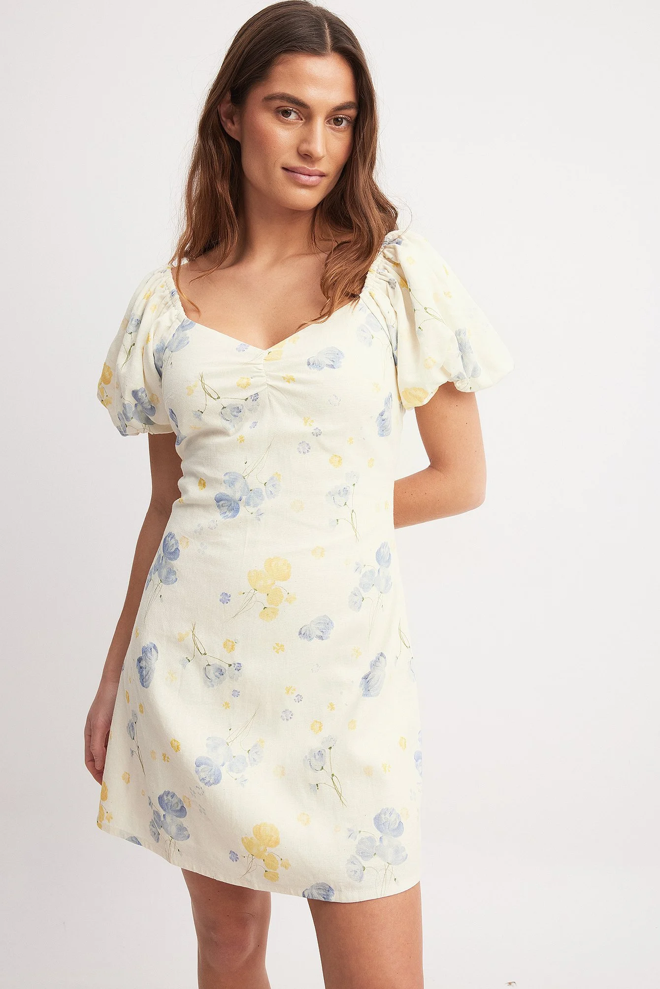 Minikleid aus Leinen-Mix mit Puffärmeln