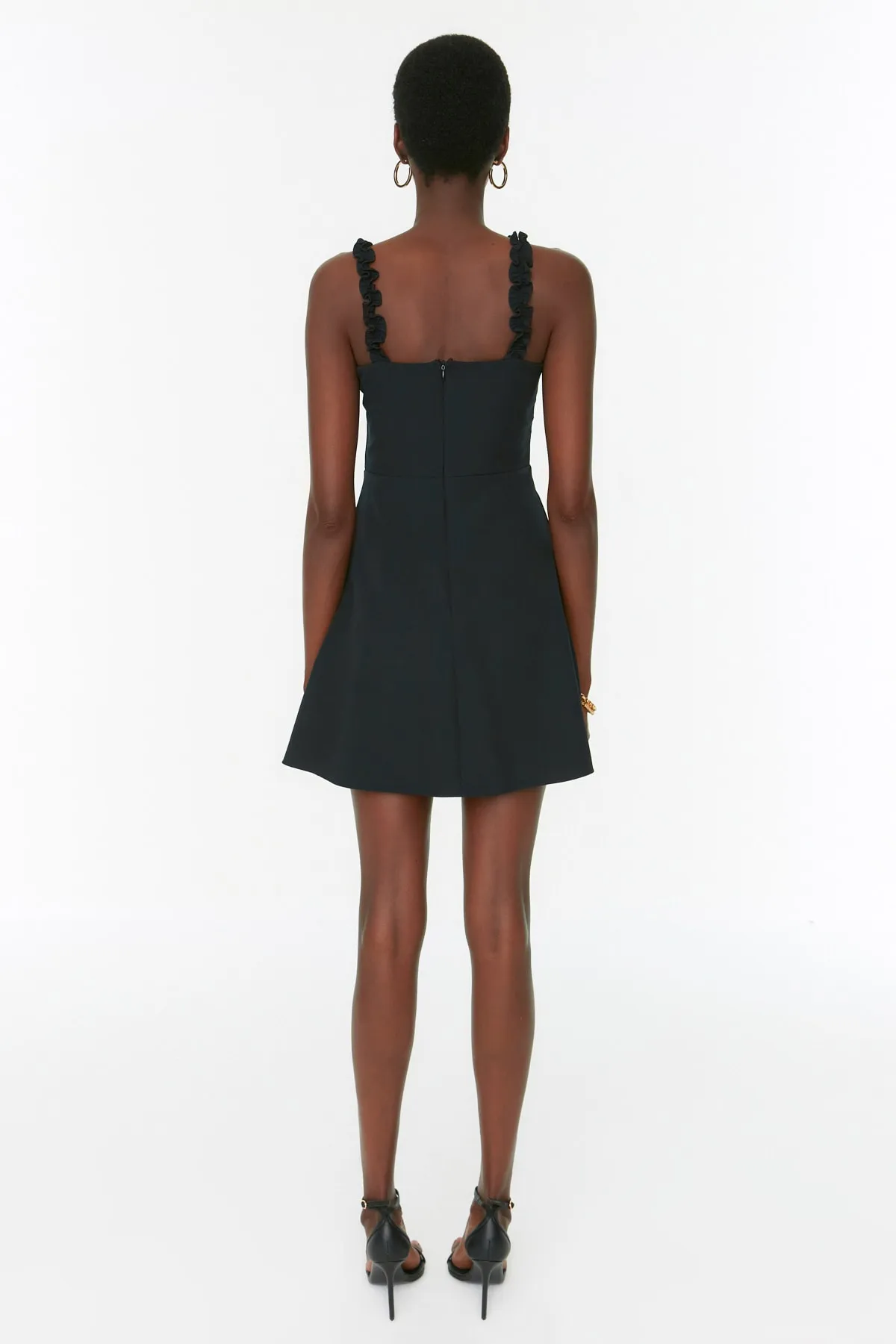 Trendyol Collection  Schwarzes Mini-Webkleid in A-Linie mit quadratischem Kragen und Riemen und detailliertem Detail TWOSS22EL2175