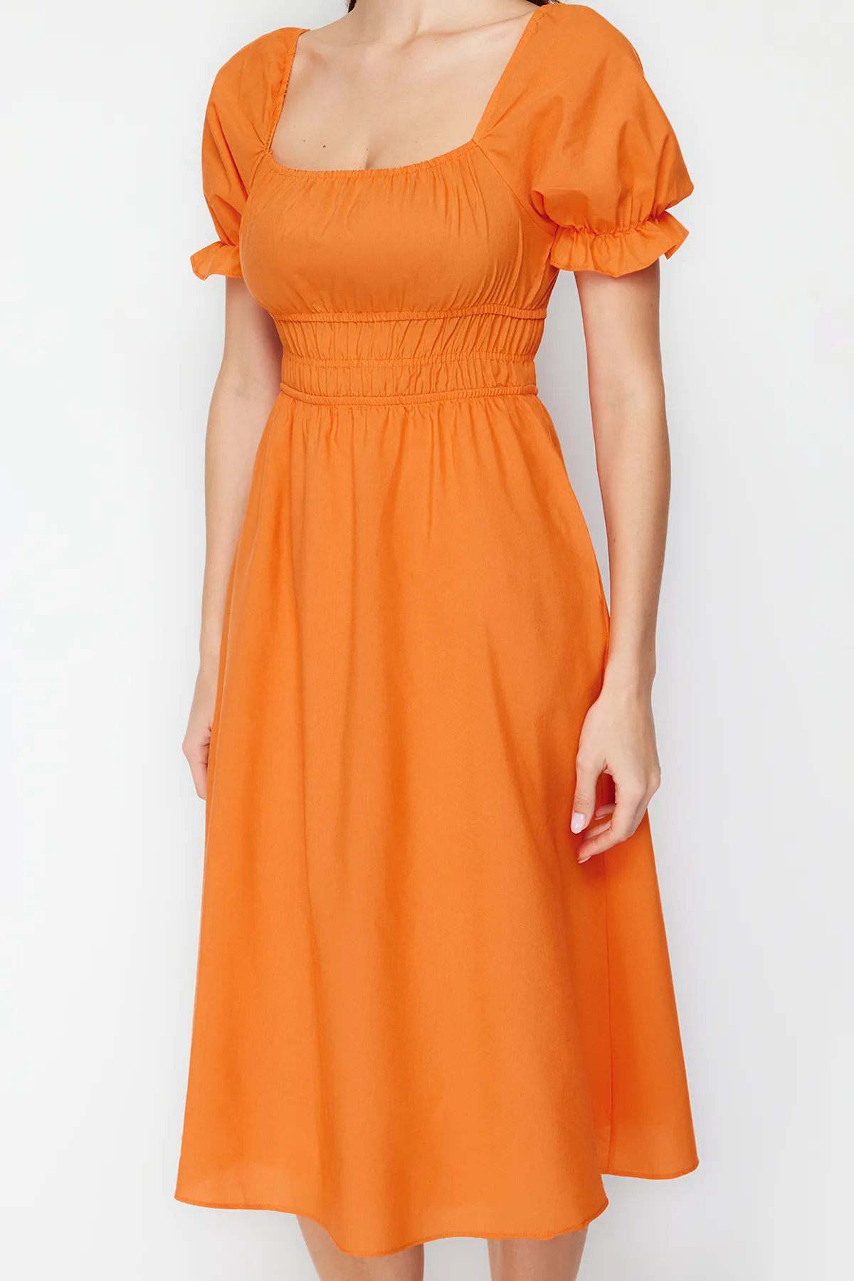 Trendyol Collection  Orangefarbenes Midi-Webkleid mit Ballonärmeln und Taillenöffnung TWOSS22EL1768