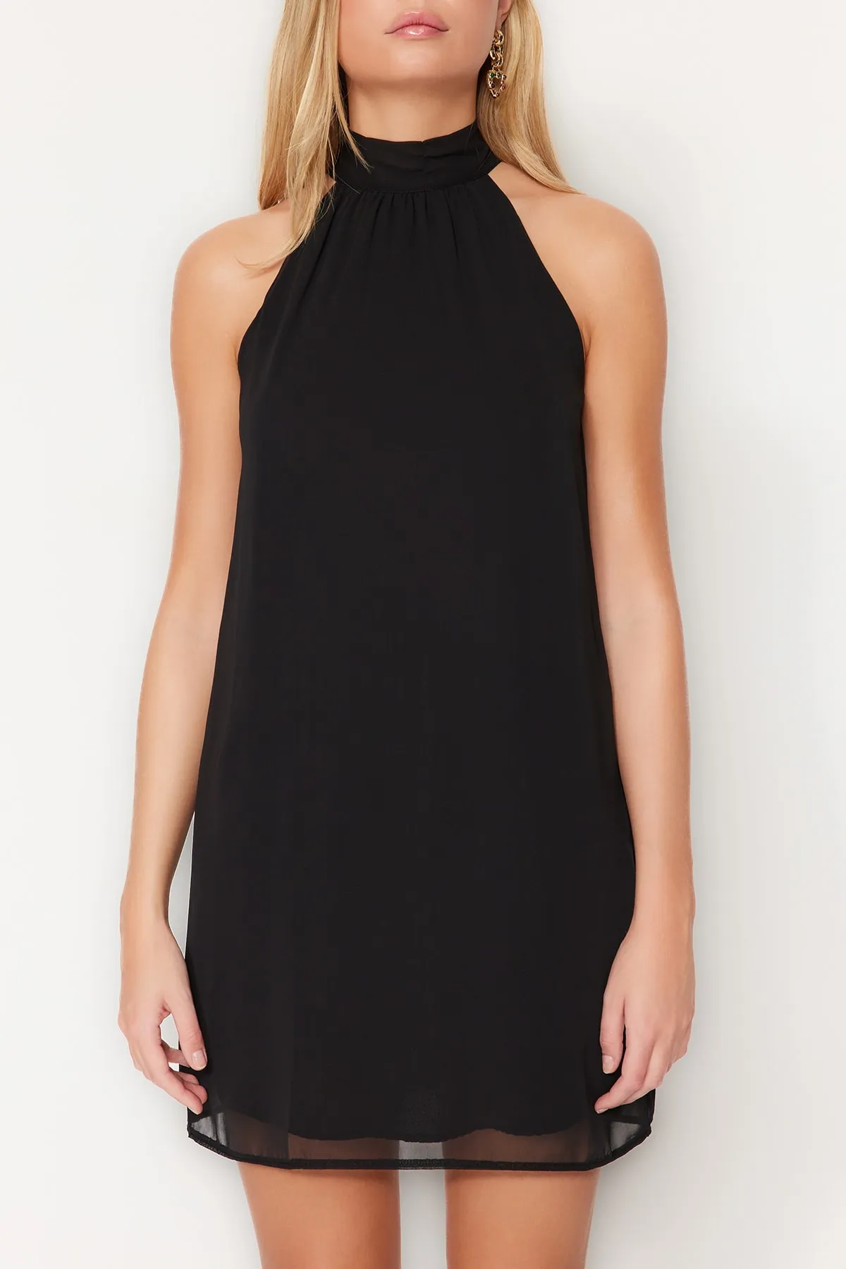 Trendyol Collection  Schwarzes, gerade geschnittenes Mini-Webkleid mit Neckholder und Neckholder TWOSS23EL01059