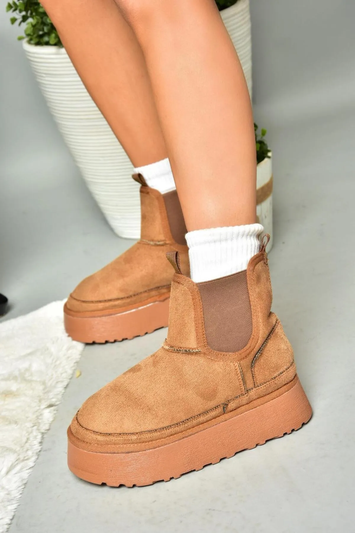 Fox Shoes  R612055302 Halbhohe Damenstiefel aus hellbraunem Wildleder mit dicker Sohle und haariger Innenseite