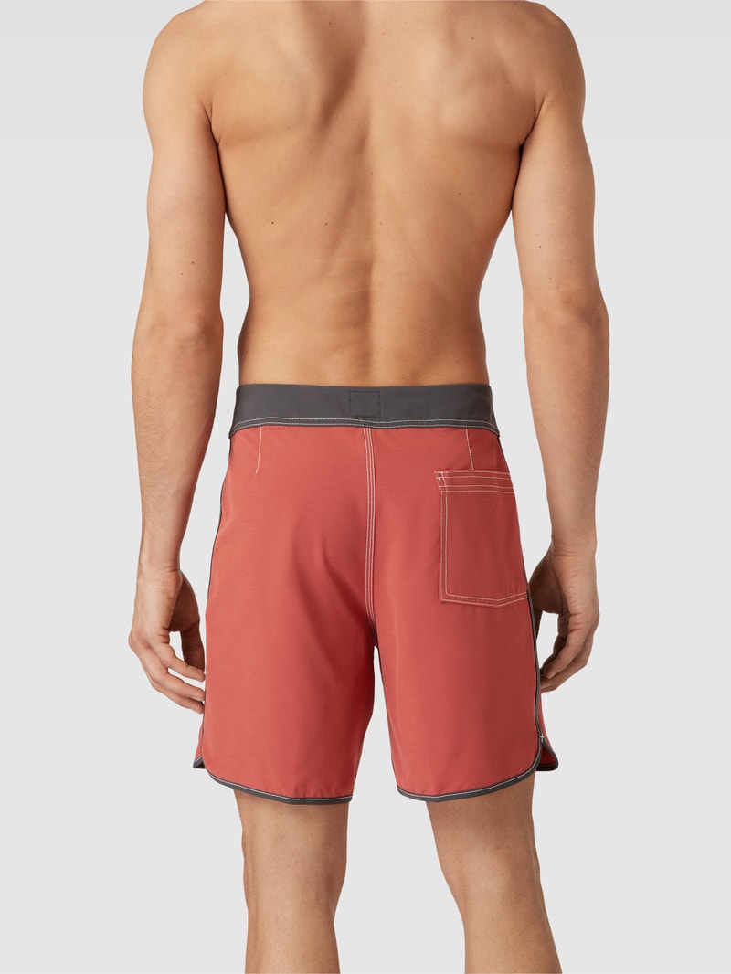 Badehose mit Label-Patch Modell 'ORIGINAL SCALLOP' in rot