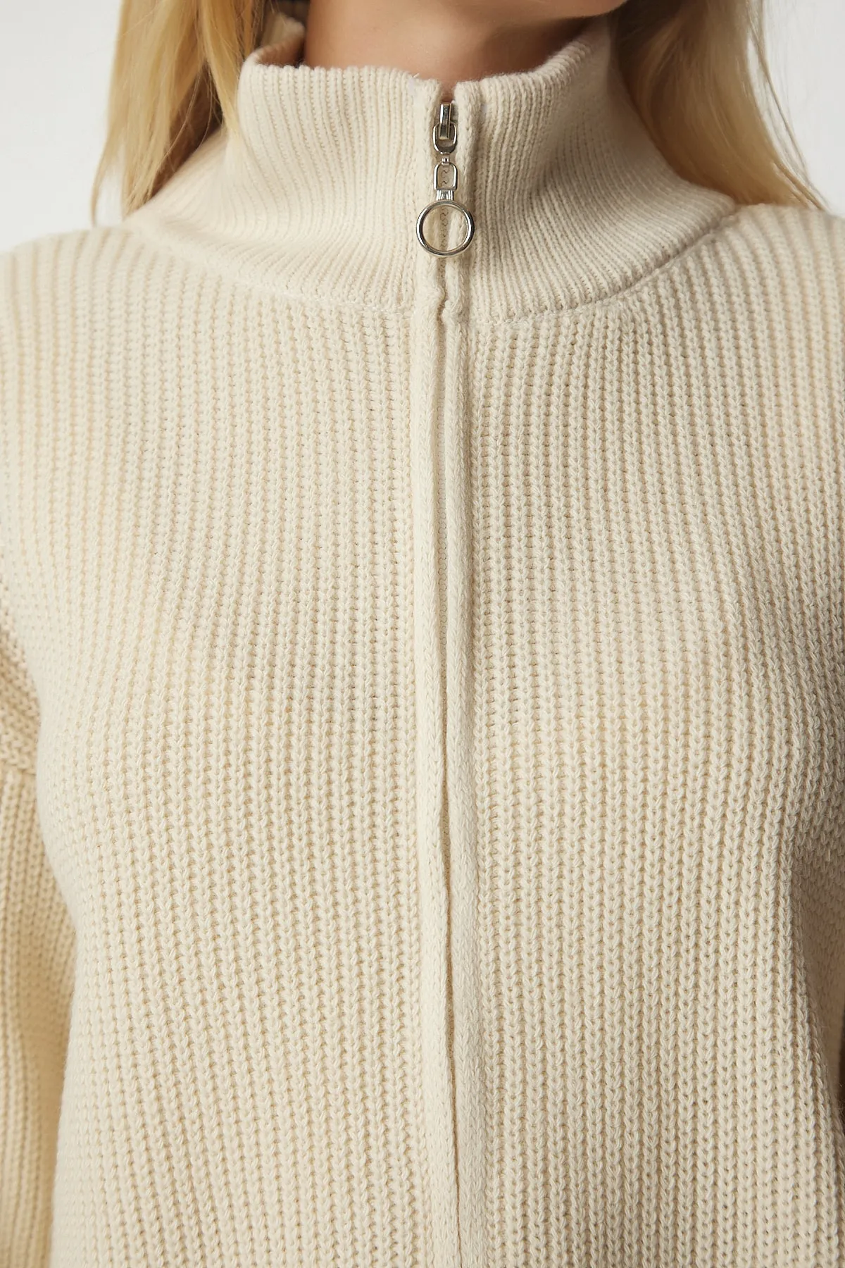 Happiness İstanbul  Cremefarbene Strickjacke mit Reißverschluss für Damen YY00172