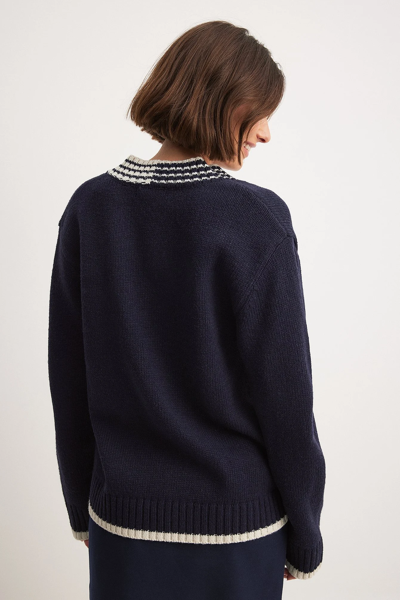 Oversized-Pullover mit V-Ausschnitt und Kontrastdetail