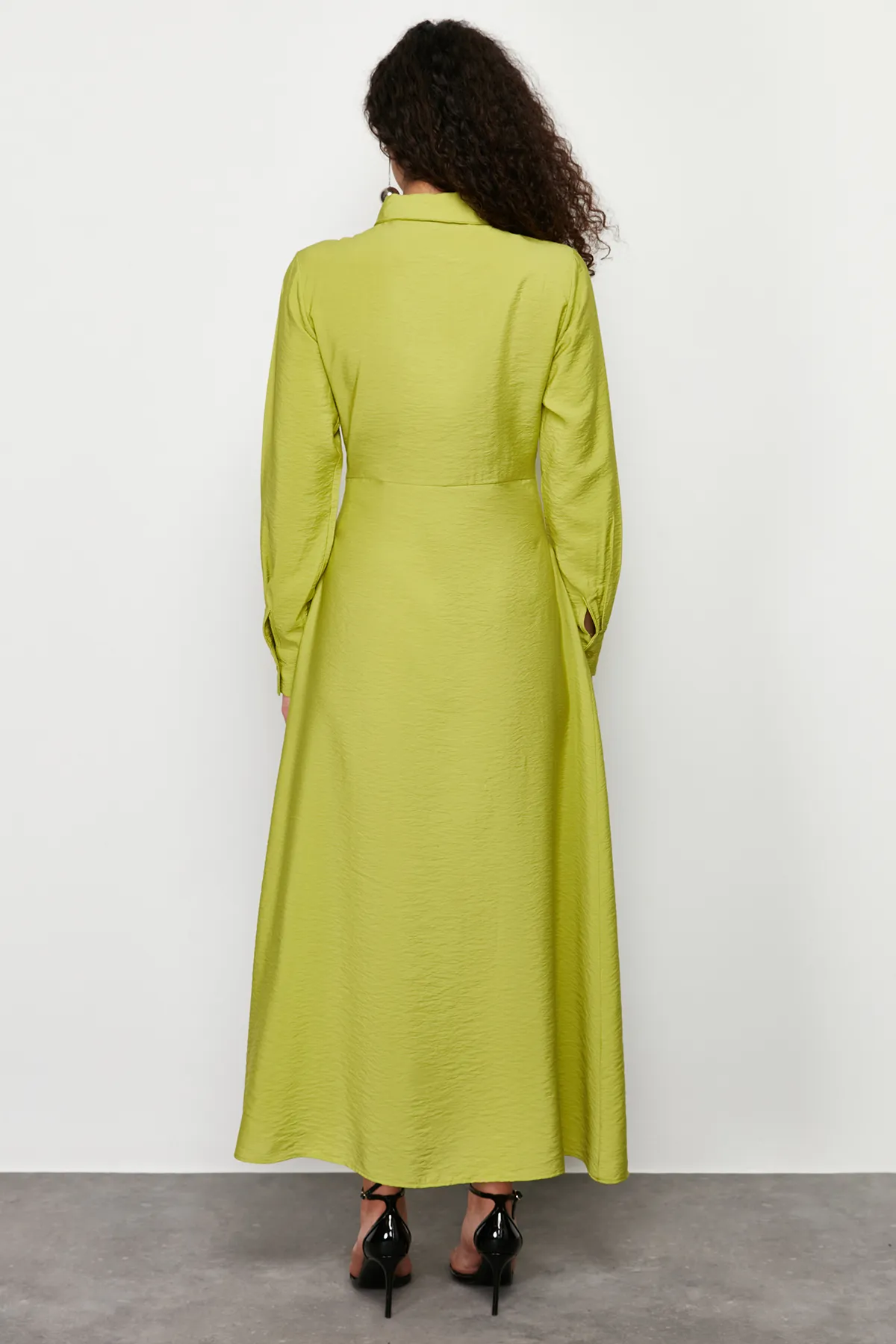 Trendyol Modest  Grünes, gewebtes Kleid mit Hemdkragen und Taillenband und detailliertem Ausschnitt TCTSS24EB00159