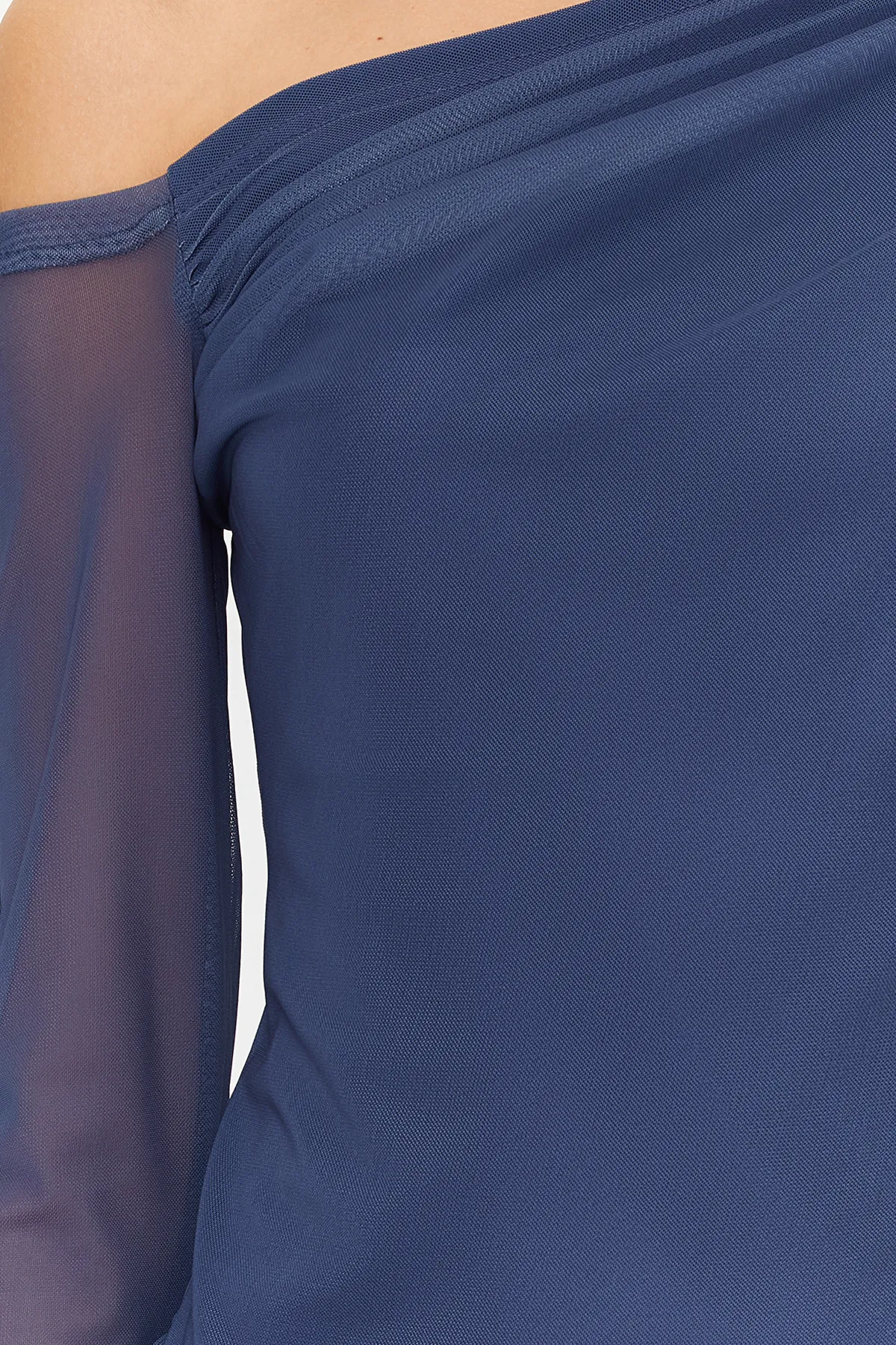 Trendyol Collection  Mit Indigo-Tüll gefütterte Strickbluse mit asymmetrischem Kragen TWOAW24BZ00051