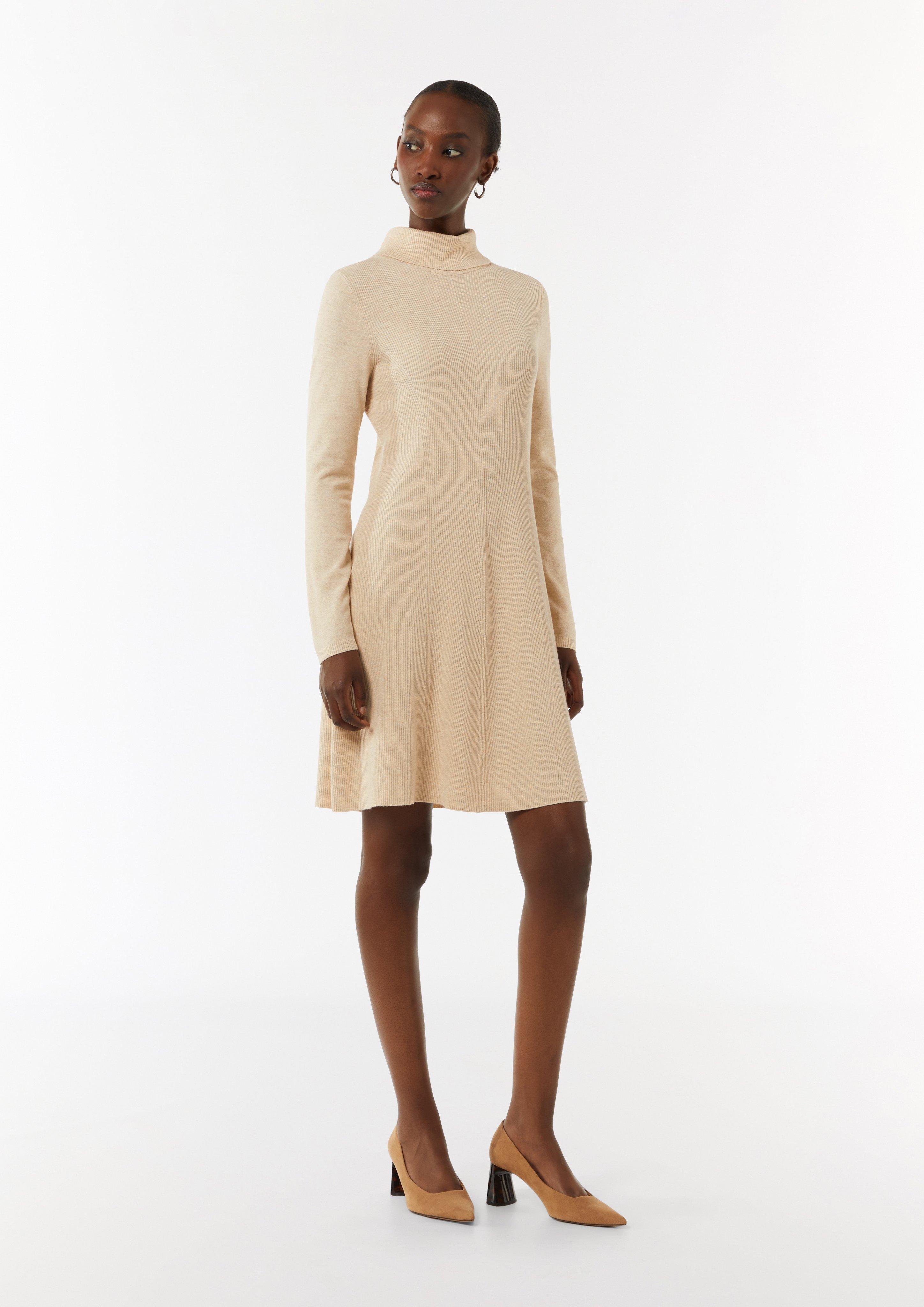 Ausgestelltes Rippstrickkleid mit Turtleneck - beige