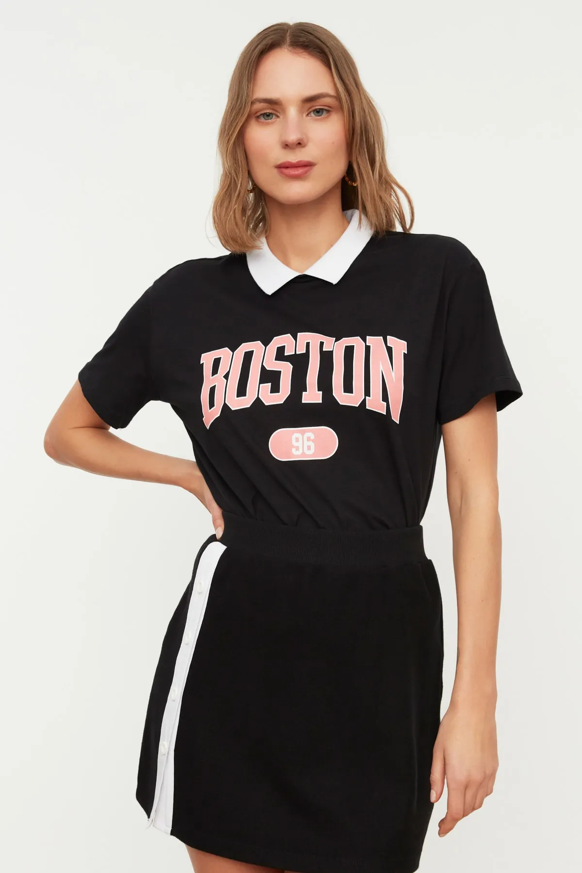 Trendyol Collection  Schwarzes, lässig geschnittenes Basic-Strick-T-Shirt mit Polo-Ausschnitt aus 100 % Baumwolle mit City-Print TWOSS21TS3424