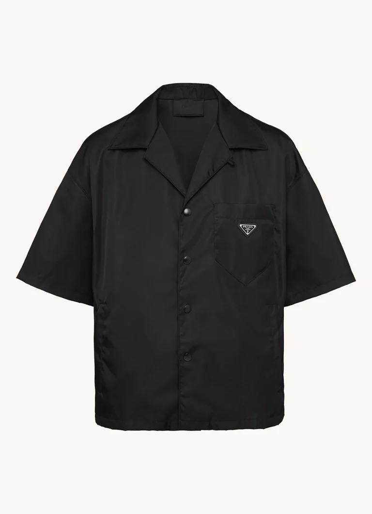 Camisa Prada Re-Nylon oversized com bolso no peito.