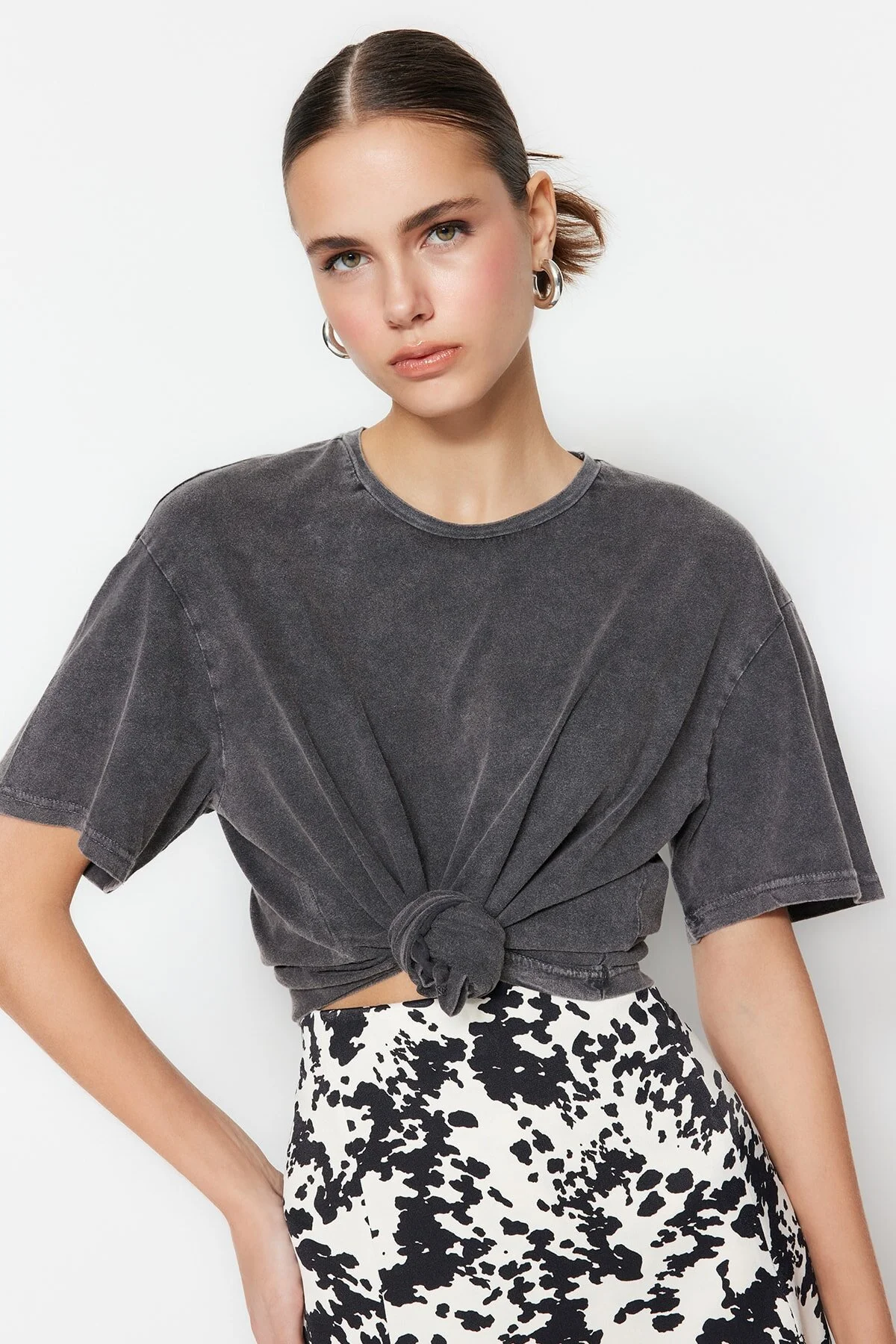 Trendyol Collection  Anthrazitfarbenes Boyfriend-Strick-T-Shirt mit Rundhalsausschnitt aus 100 % Baumwolle mit verblasstem Effekt TWOSS23TS00112