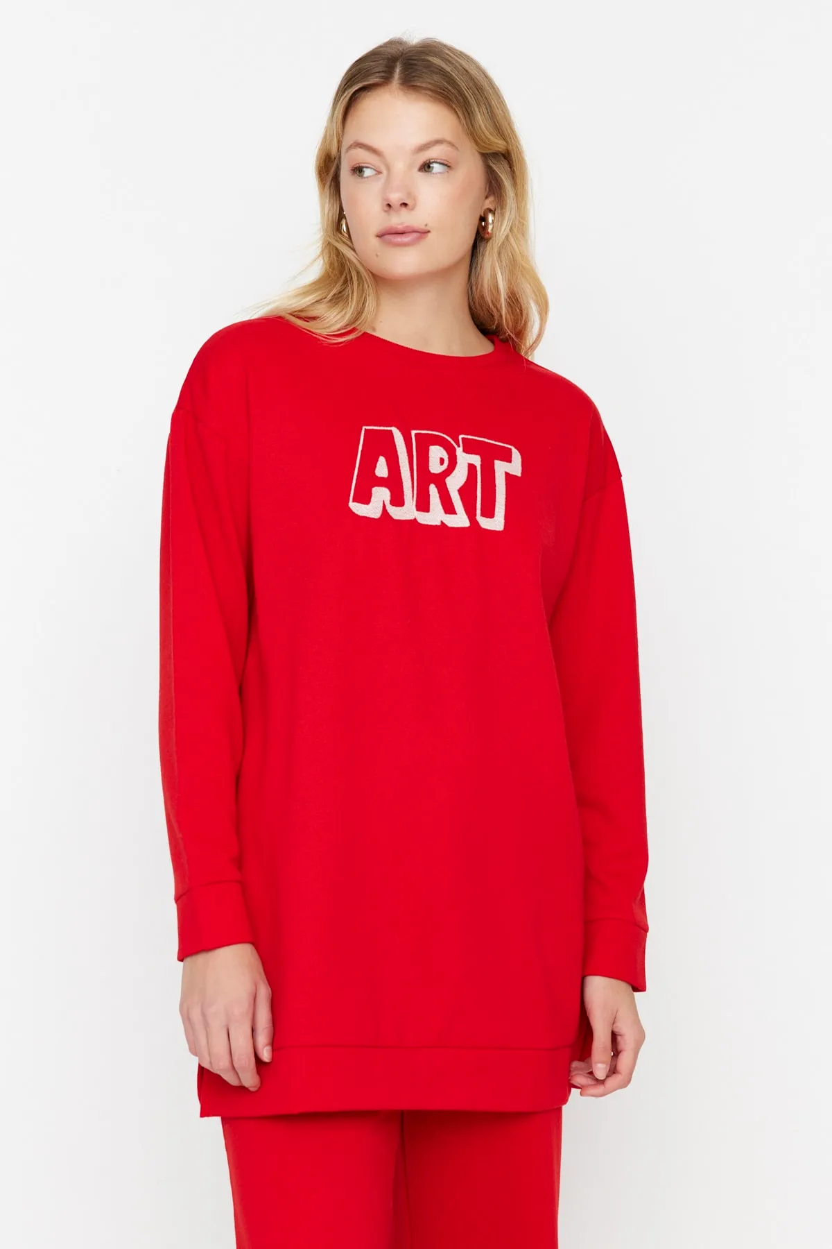 Trendyol Modest  Roter, weicher gestrickter Trainingsanzug mit Slogan-Aufdruck TCTAW23EN00061