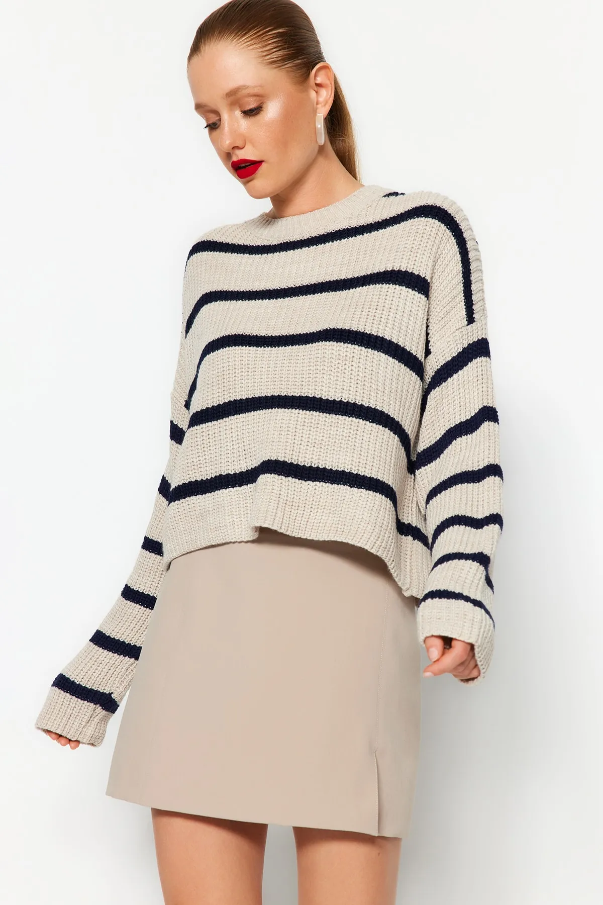 Trendyol Collection  Beiger kurzer Basic-Strickpullover mit Streifen TWOAW23KZ00390