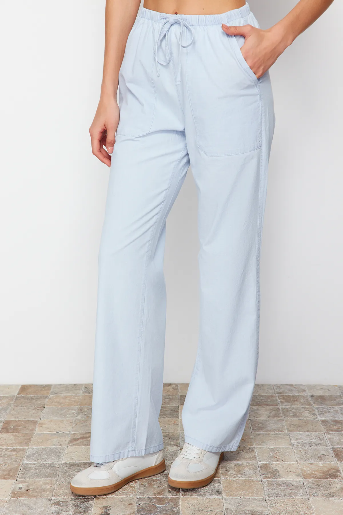 Trendyol Collection  Hellblaue Chambre-Jeans mit hoher Taille und weitem Bein und elastischem Bund TWOSS24JE00233