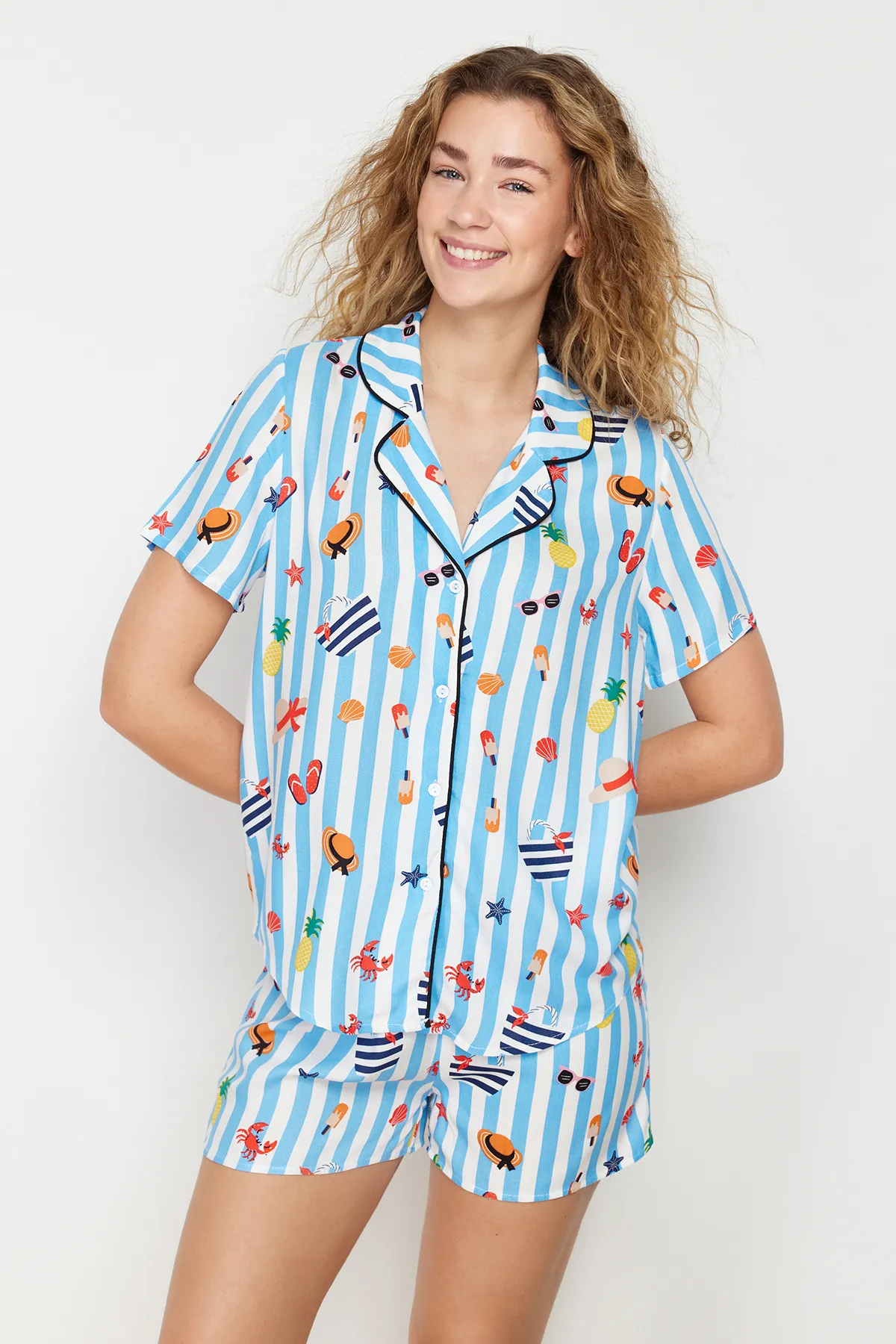 Trendyol Collection  Blau-mehrfarbig gemusterte Paspelierung, detailliertes Viskose-Webpyjama-Set THMSS24PT00122