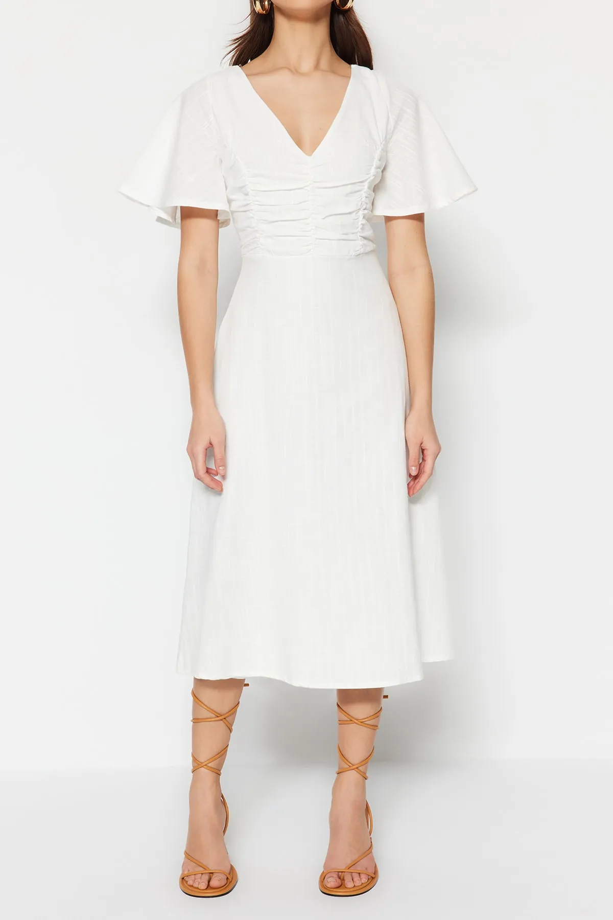 Trendyol Collection  Ecrufarbenes Midi-Webkleid mit A-Schnitt und Raffdetail TWOSS23EL00881