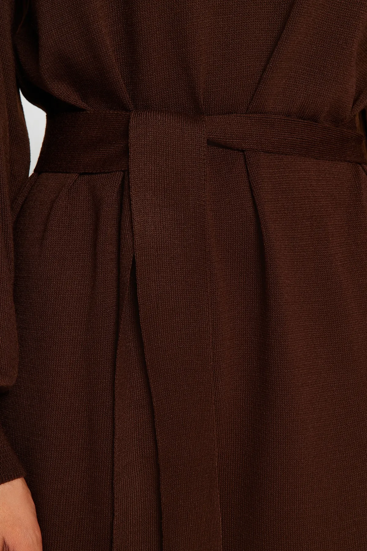 Trendyol Modest  Braunes Strickkleid mit Rollkragen und Ballonärmeln und Gürtel TCTAW24EB00023