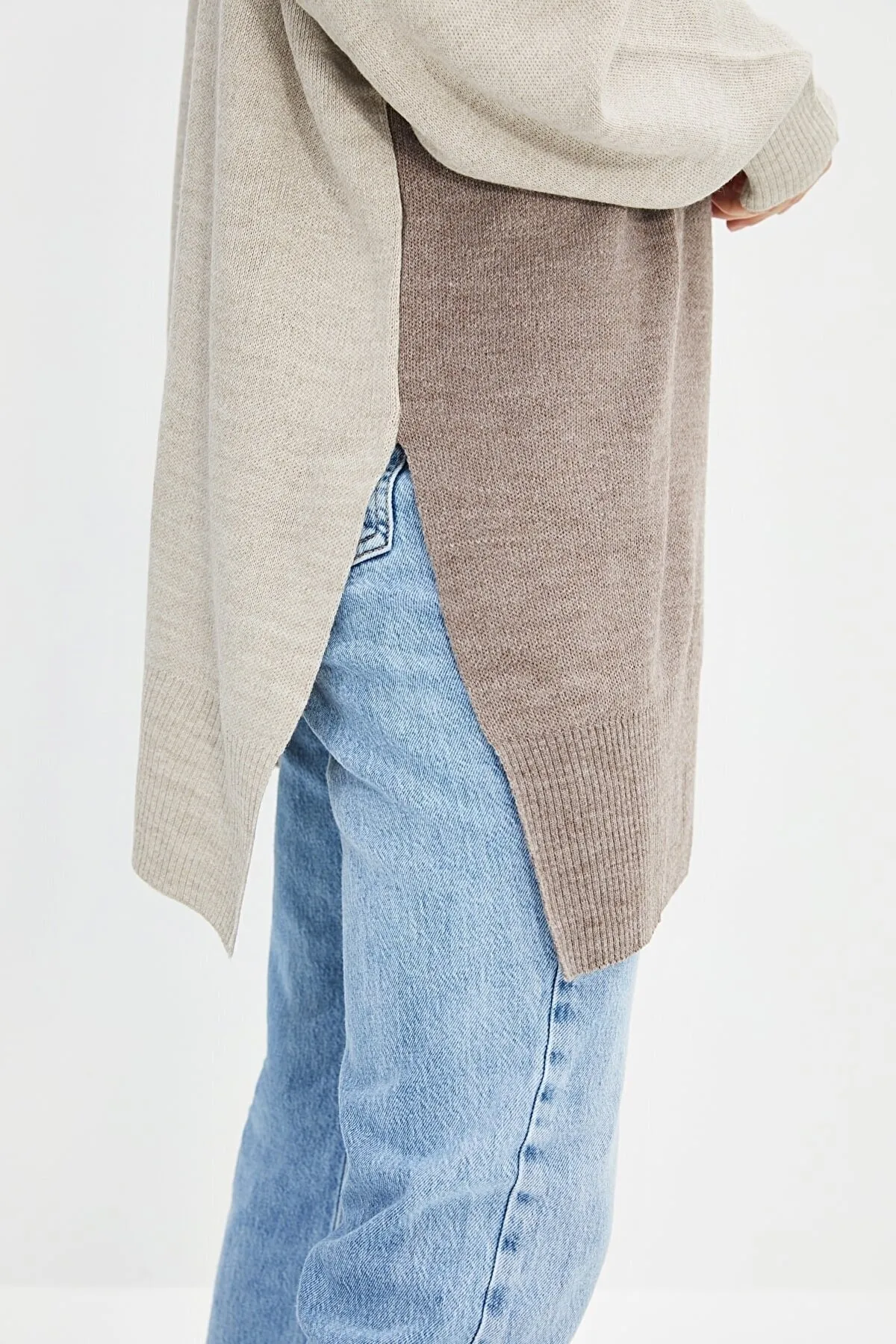 Trendyol Modest  Langer Strickpullover mit Rollkragen in Braun und Blockfarben TCTAW22KZ1309