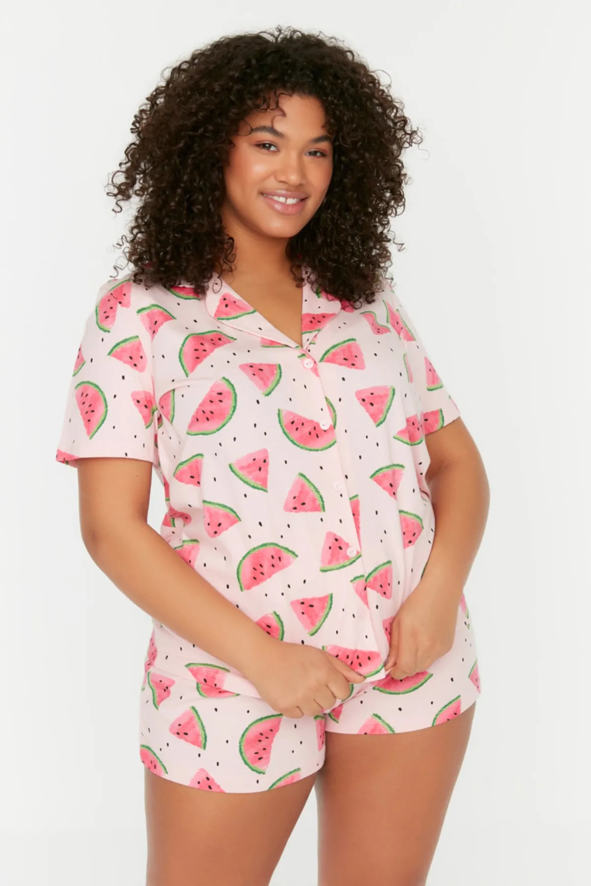 Trendyol Curve  Puderfarbenes bedrucktes Pyjama-Set aus Strick mit Knöpfen TBBSS22PT0707