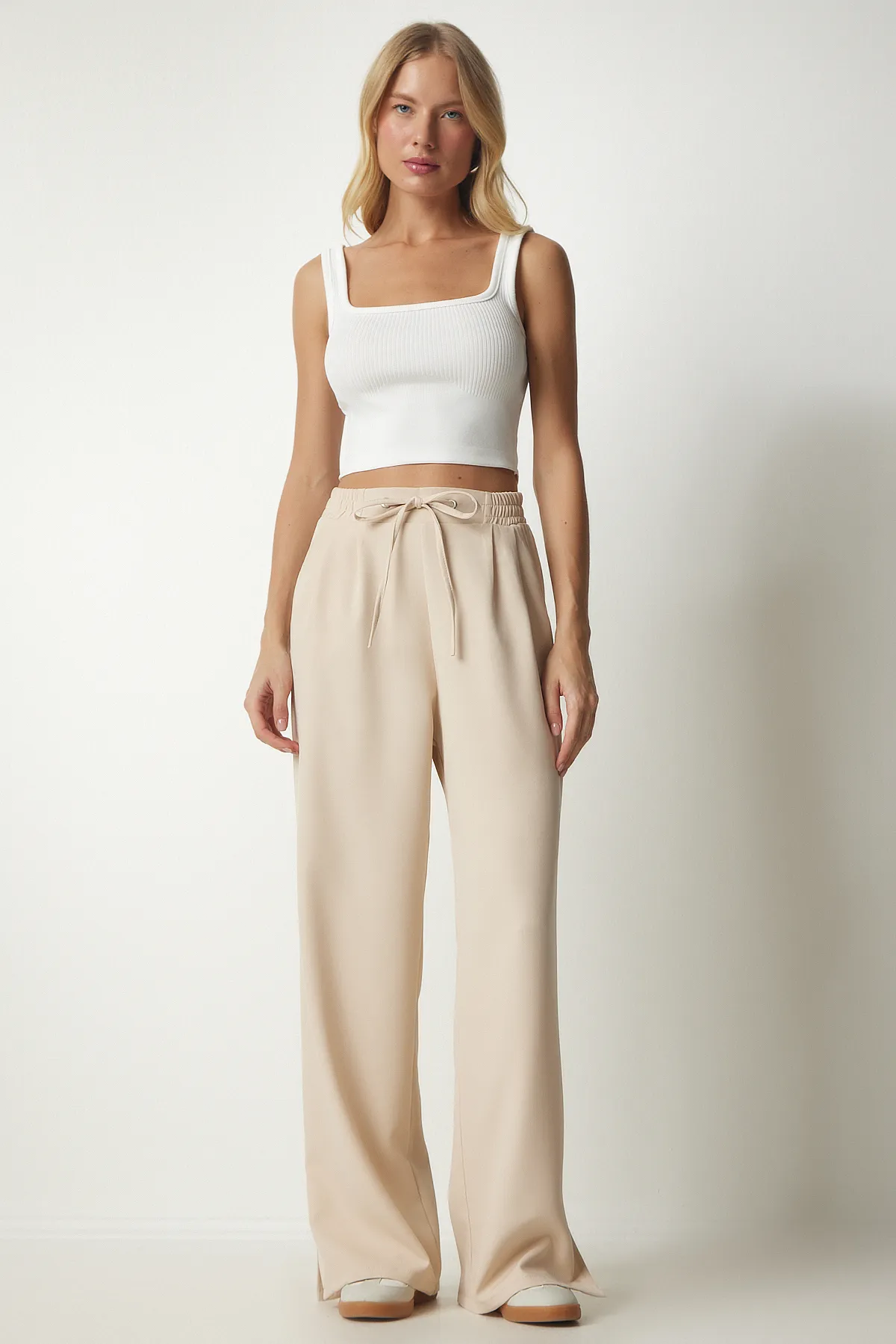 Happiness İstanbul  Cremefarbene Damen-Trainingshose mit plissiertem Schlitz DW00002