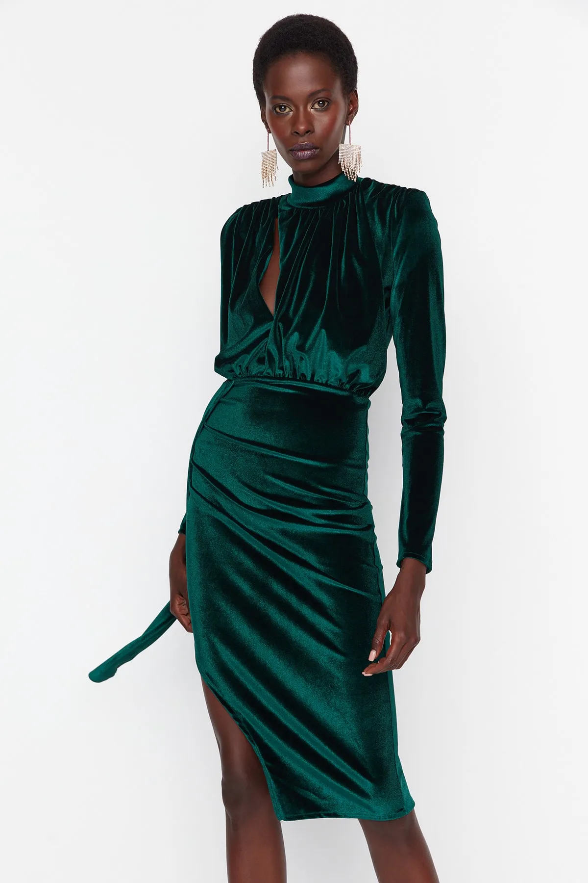 Trendyol Collection  Smaragdgrünes, detailliertes, drapiertes Samt-Abendkleid TPRAW23EL00202
