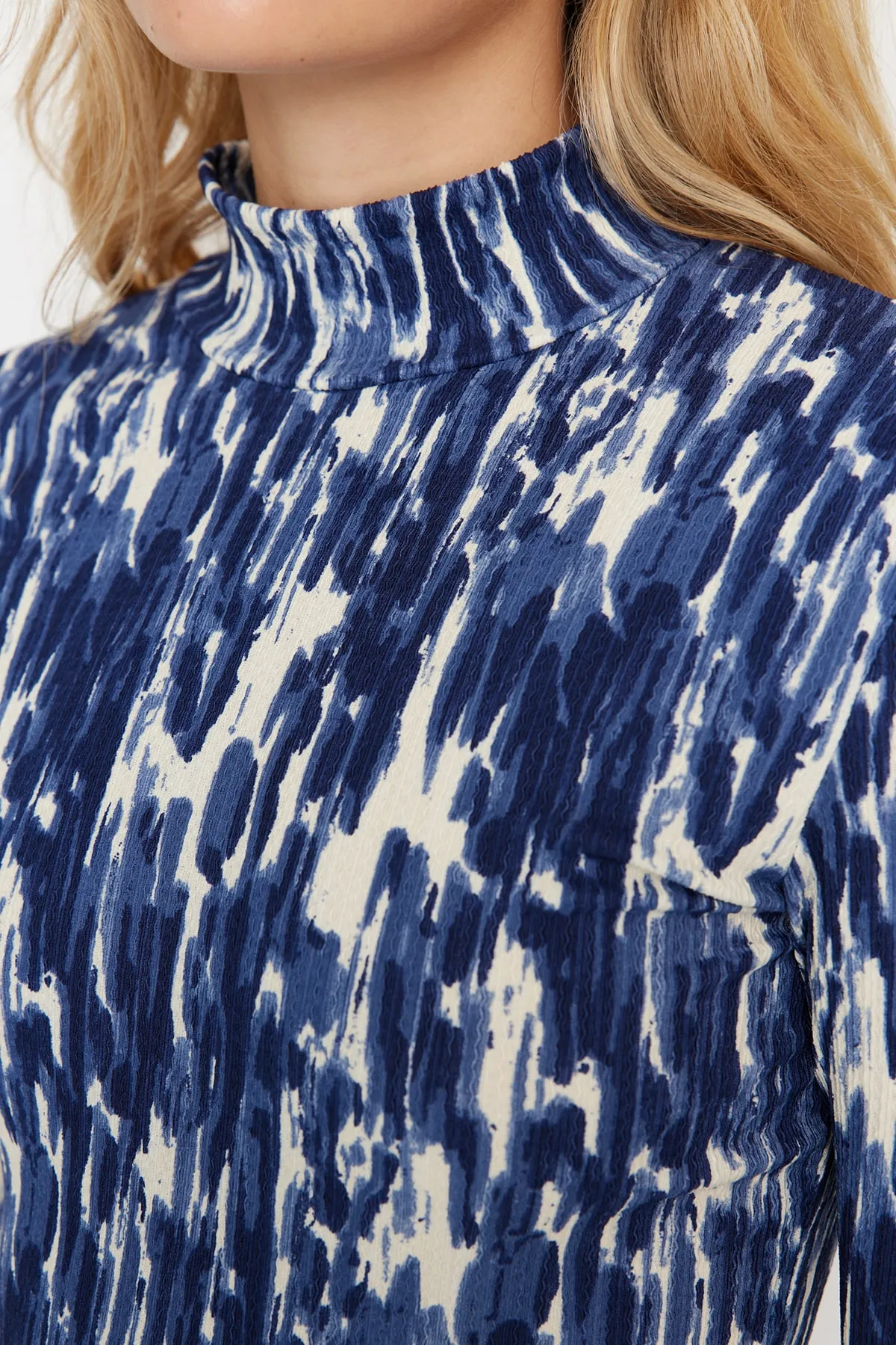 Trendyol Collection  Marineblauer bedruckter, taillierter, hochgeschlossener Langarmpullover/strukturierte Strickbluse TWOAW22BZ0256