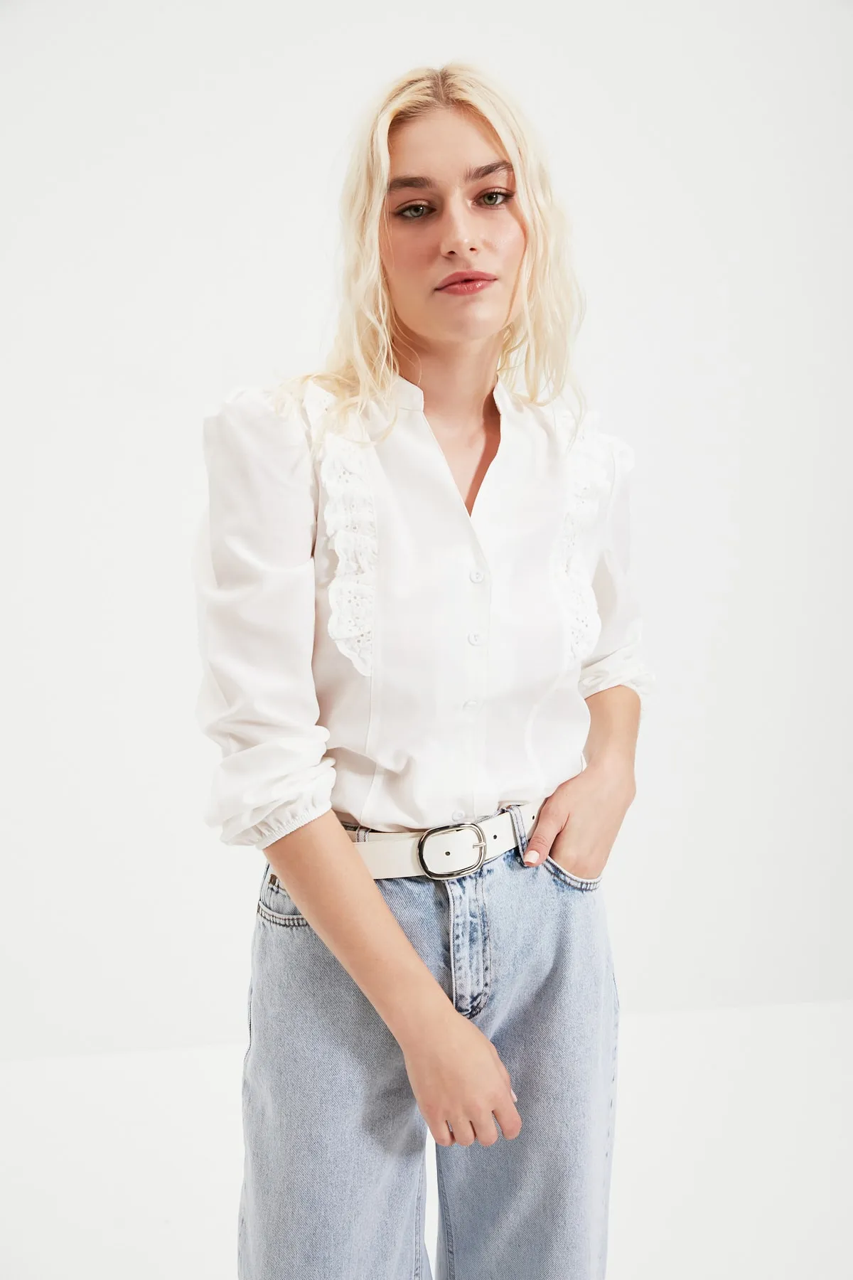 Trendyol Collection  Weißes Spitzenhemd aus Baumwolle - Regular Fit TWOSS20GO0044