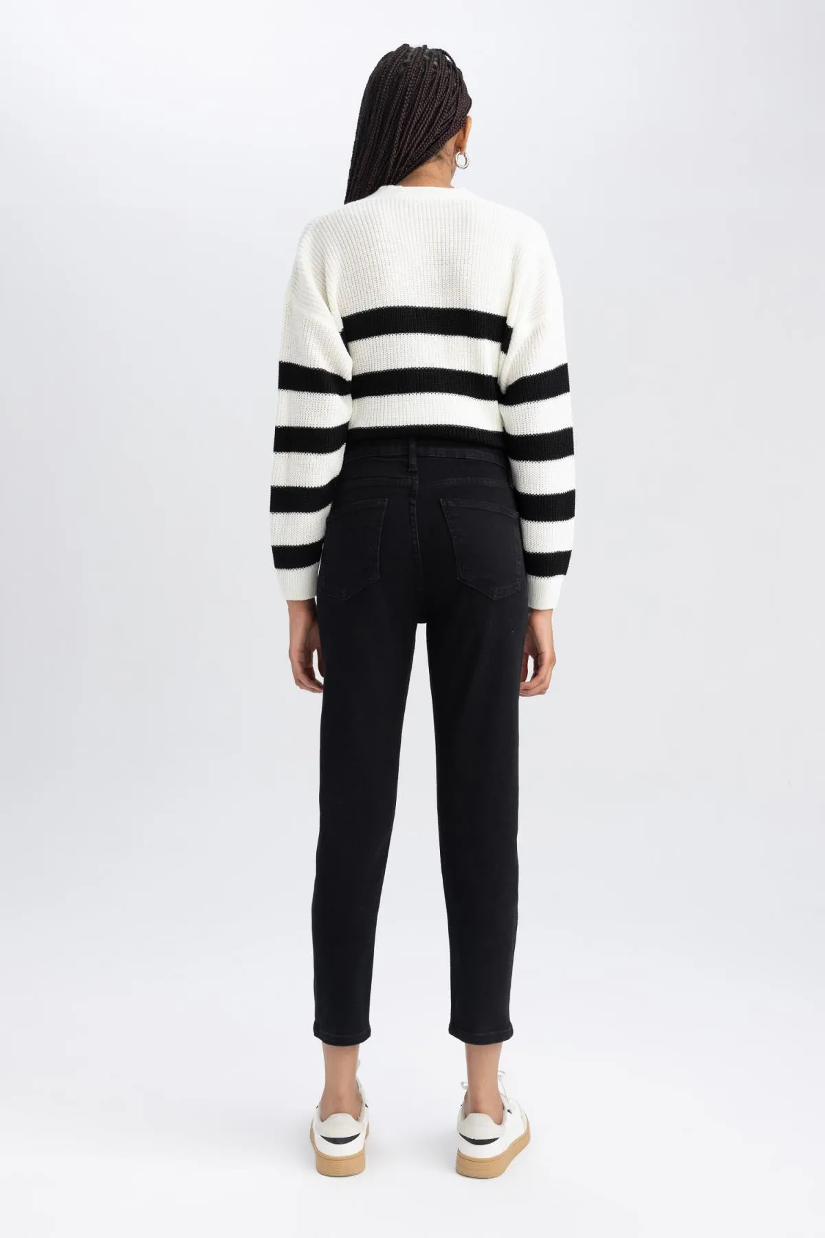 DeFacto  Bequeme Mom-Passform, hohe, bequeme Passform, leicht, schmale Beintaille, knöchellange Jeanshose A6985ax23au