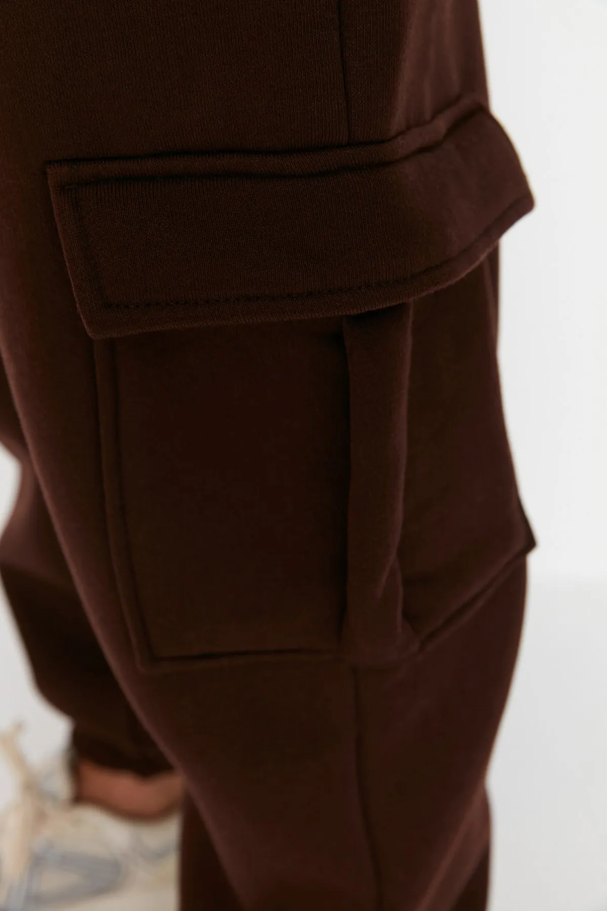 Trendyol Collection  Dunkelbraune Jogginghose aus dickem Fleece mit aufgesetzten Taschen und Details TWOAW23EA00046
