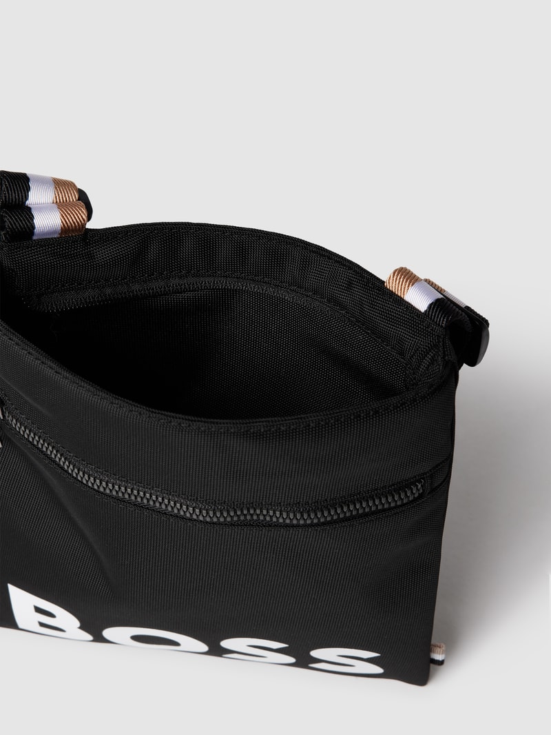 Umhängetasche mit Label-Print Modell 'CATCH' in schwarz