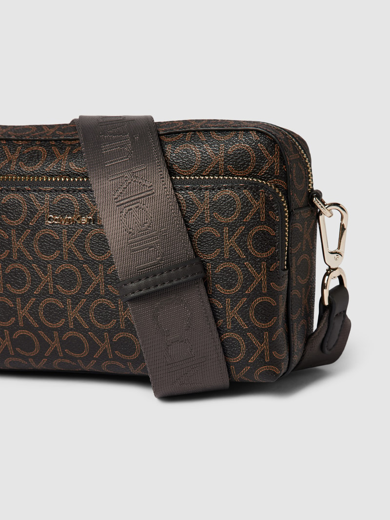 Handtasche mit Logo-Muster und Label-Detail in dunkelbraun