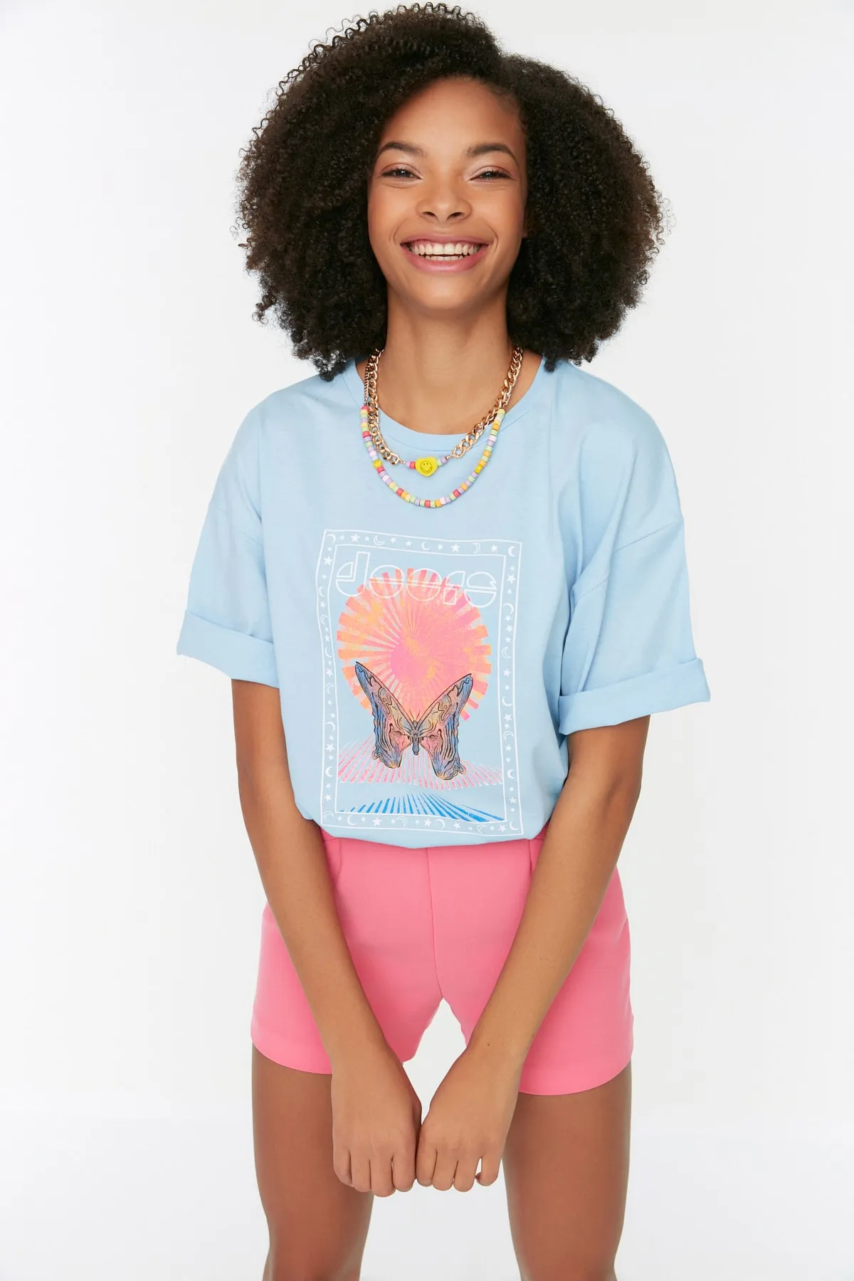 Trendyol Collection  Hellblaues, bedrucktes, lockeres/weites, entspanntes Strick-T-Shirt mit Rundhalsausschnitt aus 100 % Baumwolle TWOSS22TS1145