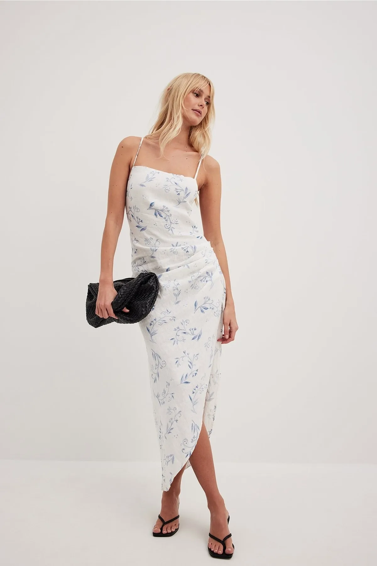 NA-KD  Drapiertes Leinenkleid.