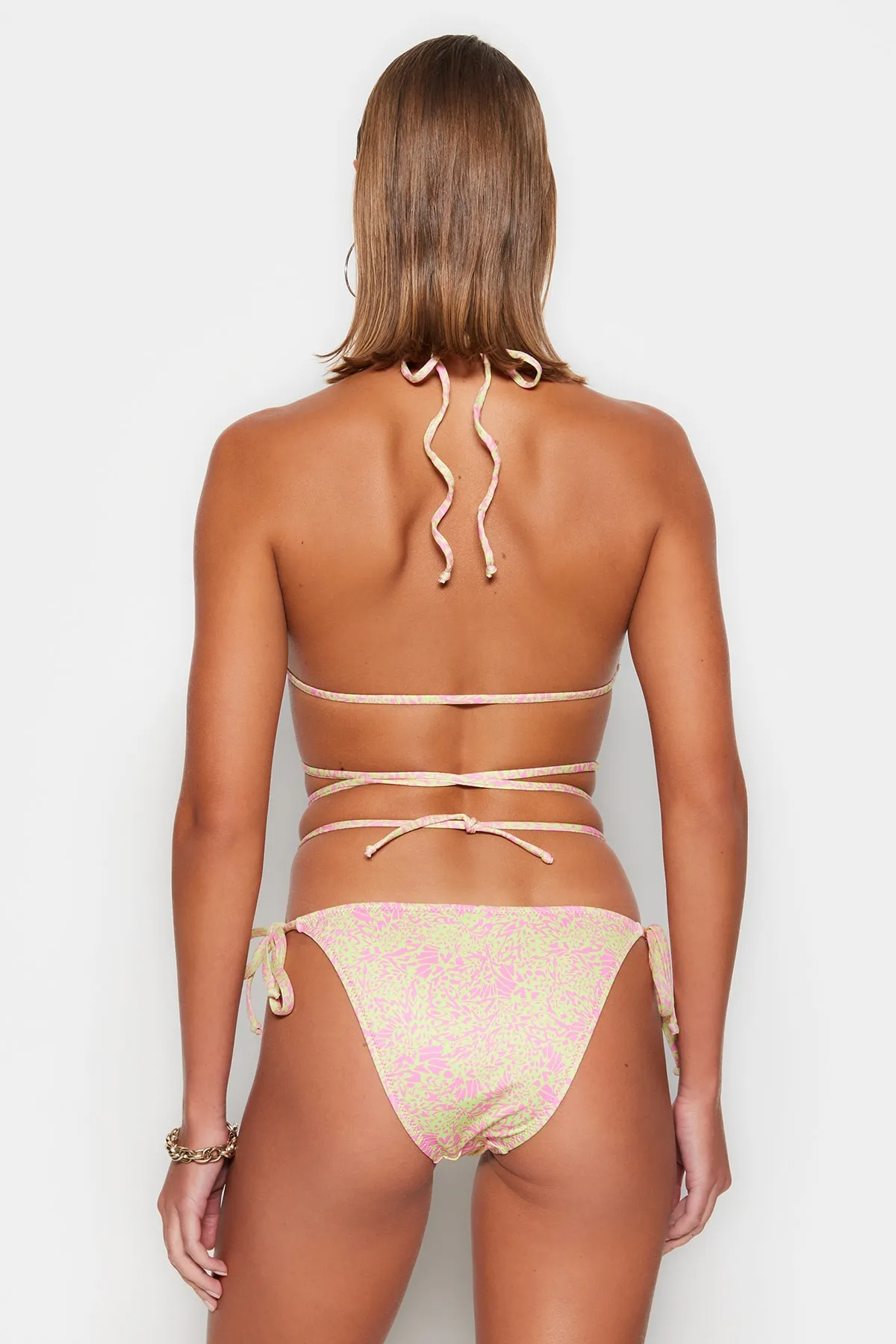 Trendyol Collection  Abstrakt gemustertes Perlenaccessoire, Bikinihose mit normalem Beinausschnitt TBESS23BA00209