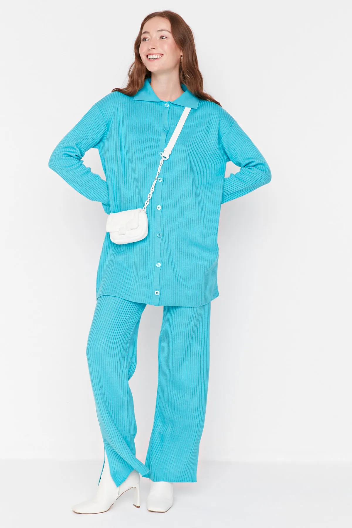 Trendyol Modest  Türkisfarbenes Strickset aus Cardigan und Hose mit Schlitzdetail TCTAW23US00028