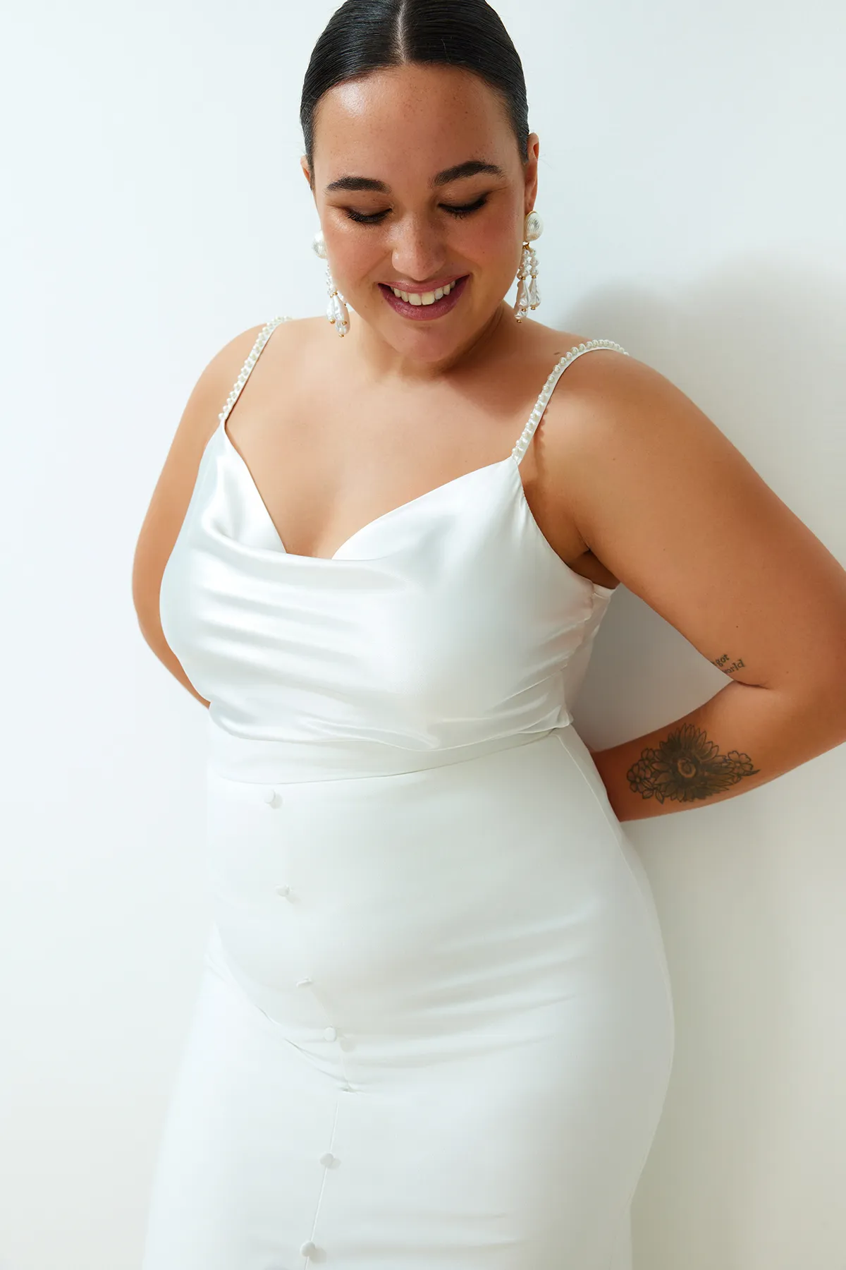 Trendyol Curve  Ecrufarbene Basic-Bluse aus Satin mit tiefem Ausschnitt