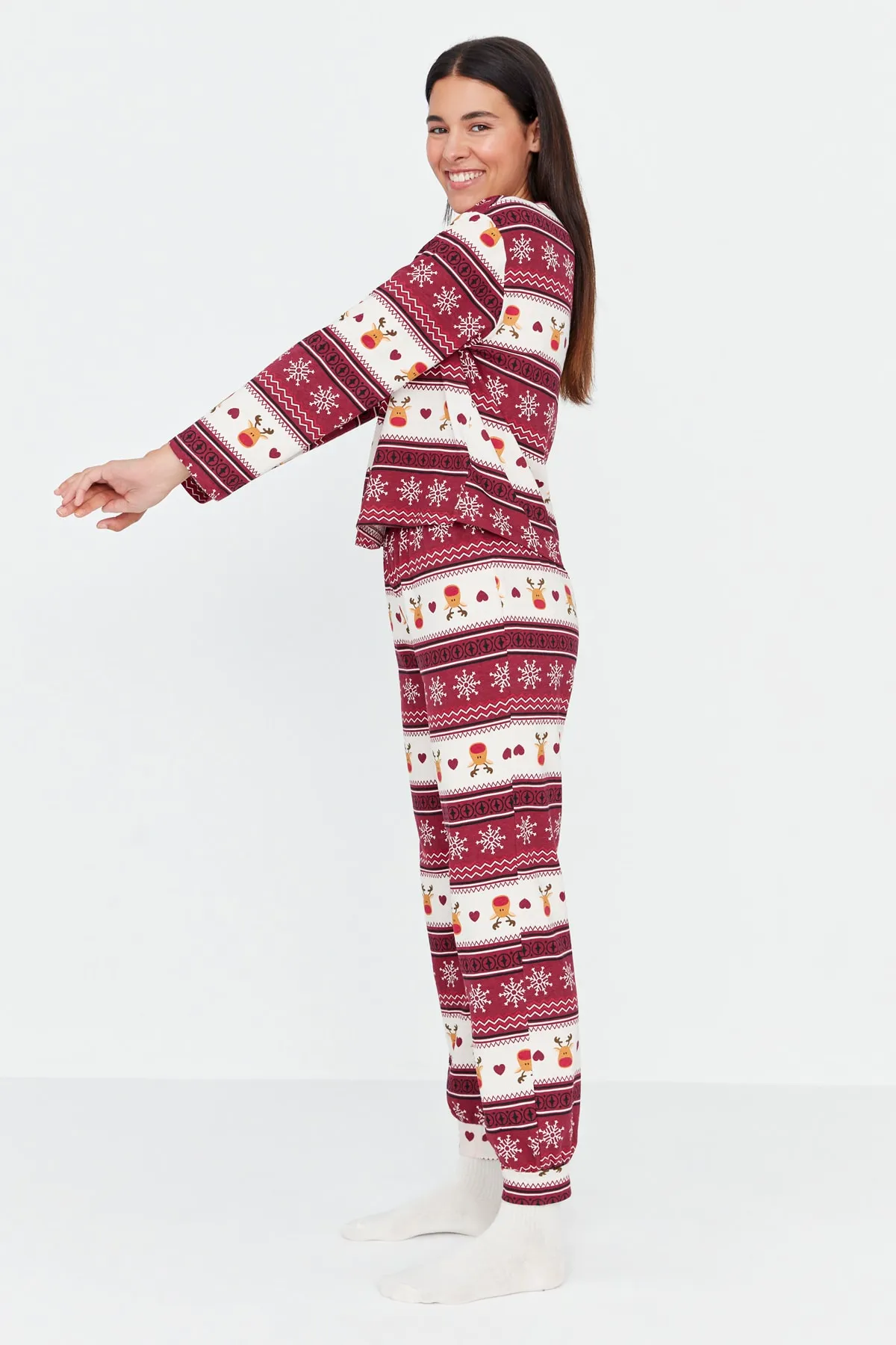 Trendyol Collection  Mehrfarbiges, gemustertes Strick-Pyjama-Set aus 100 % Baumwolle mit Weihnachtsmotiv THMAW23PT00315