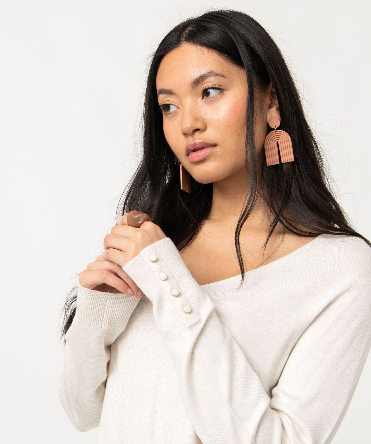 Pull en maille fine à col V et boutons fantaisie femme ecru | GEMO