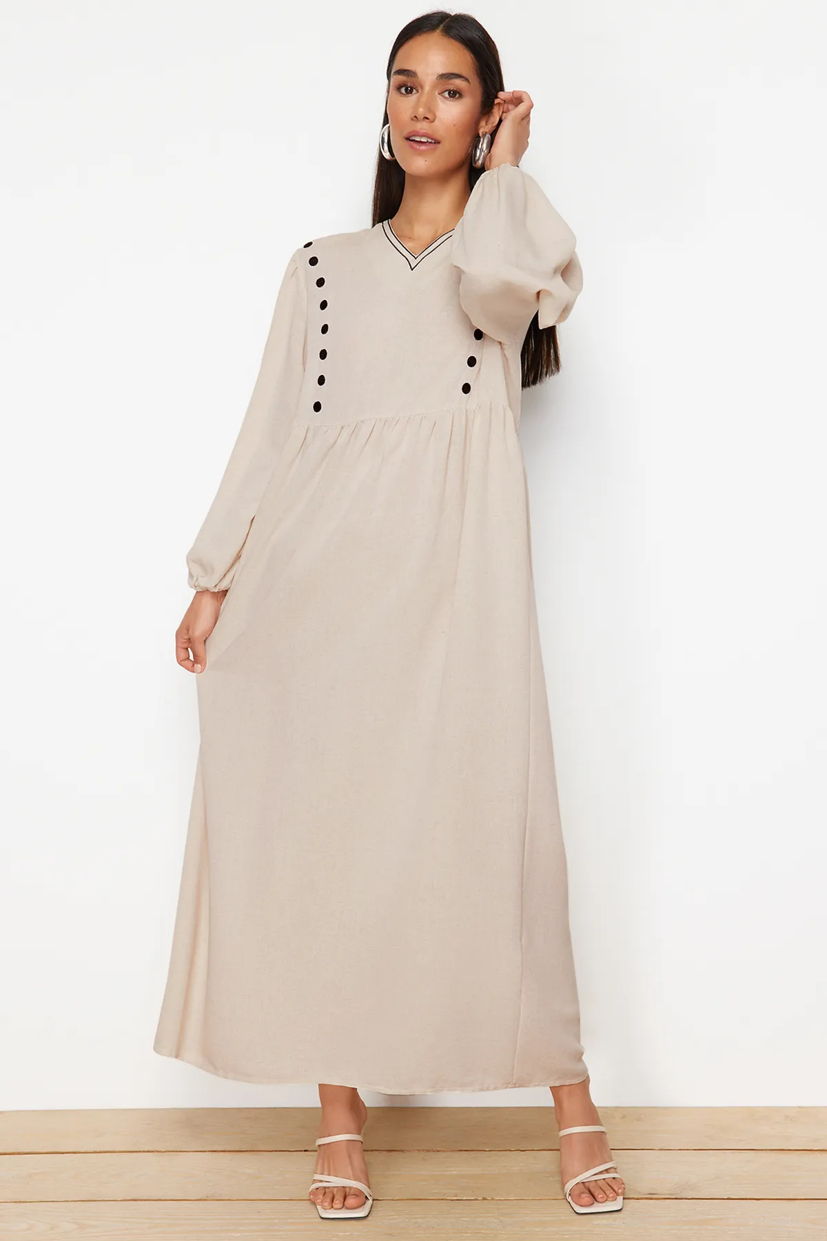 Trendyol Modest  Beiges, detailliertes, gewebtes Kleid in Leinenoptik mit V-Ausschnitt TCTSS24EB00139