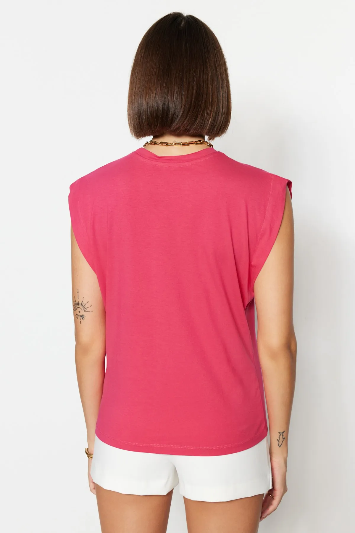 Trendyol Collection  Fuchsiafarbenes Basic-Strick-T-Shirt mit Rundhalsausschnitt aus 100 % Baumwollwatte TWOSS20TS0021
