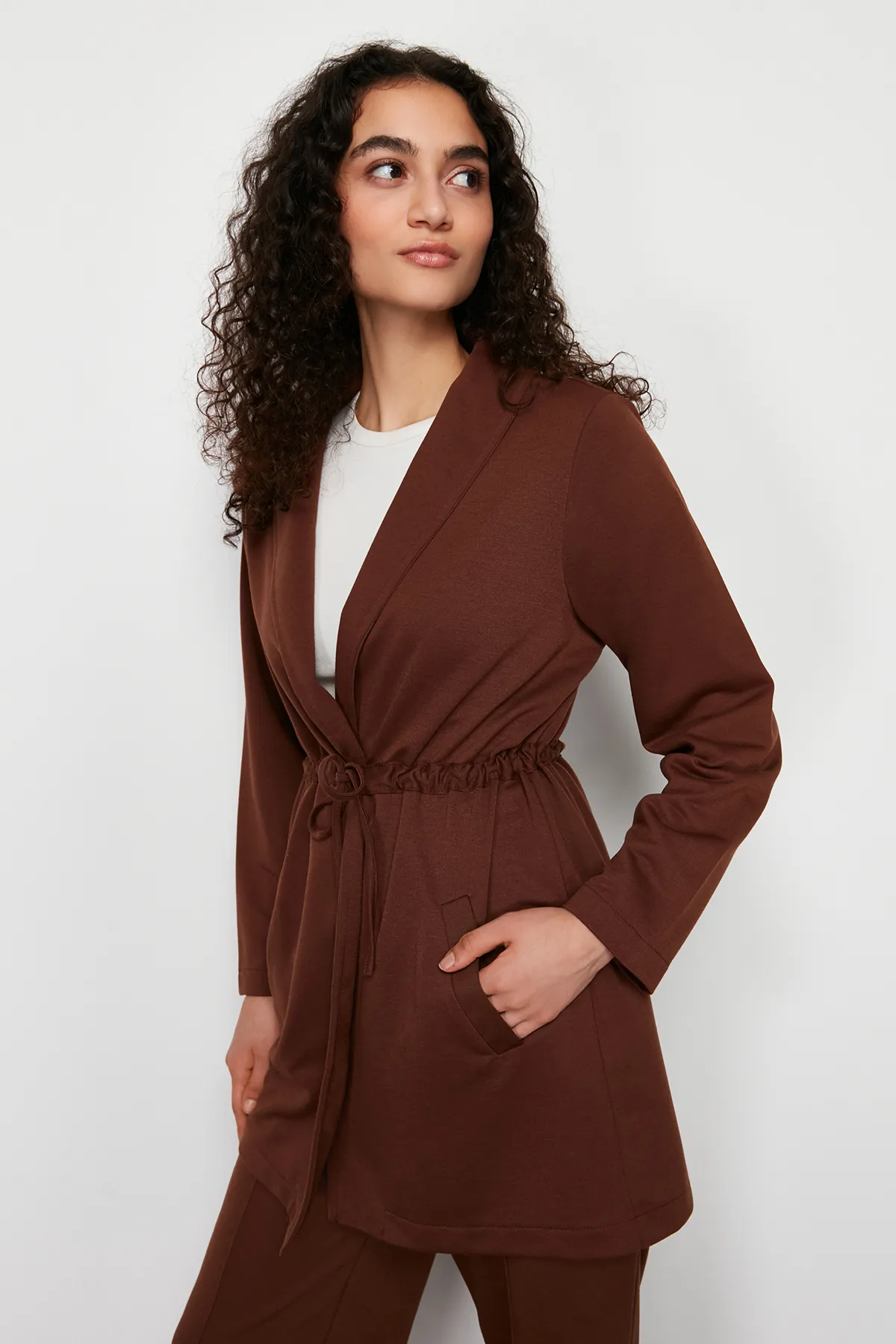 Trendyol Modest  Set aus gestricktem Ober- und Unterteil mit Gürteltasche und Gürtel in Braun, Set TCTSS24US00042
