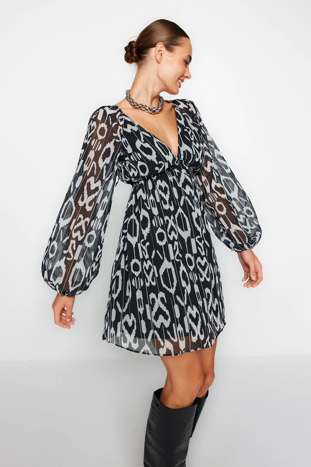Trendyol Collection  Schwarzes, mit Chiffon gefüttertes, gewebtes Minikleid mit Taillenöffnung TWOSS23EL00519