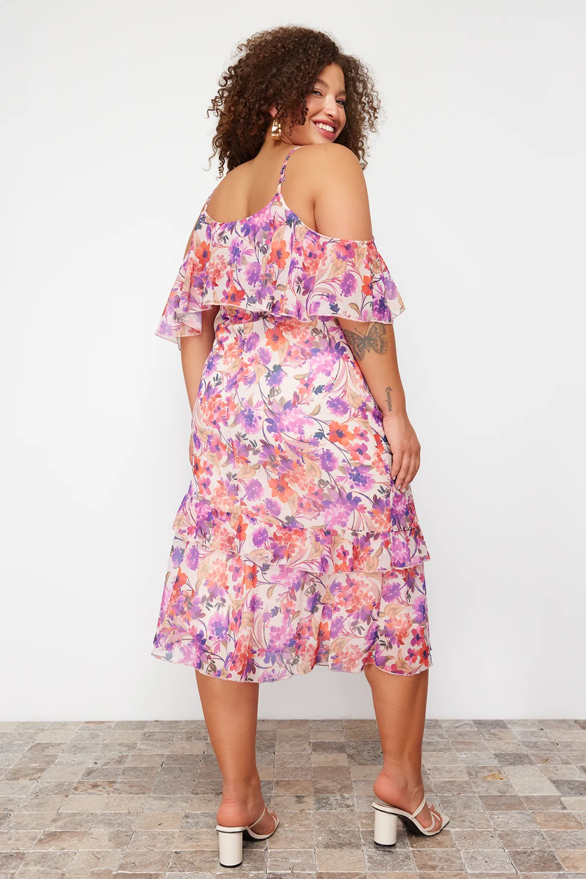 Trendyol Curve  Ecrufarbenes, gewebtes Chiffonkleid in Übergröße