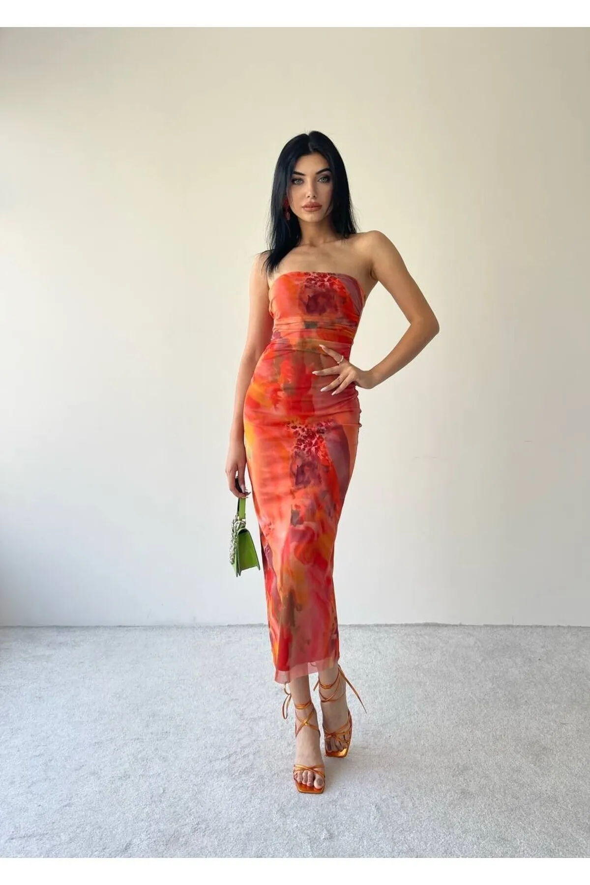 SONREİR  NEUE SAISON: GEFÜTTERT – STRAPLEZ – EINÄRMELIG – WOLKENMUSTER – BLUMEN- UND ROSENMUSTER – MIDI-TÜLLKLEID